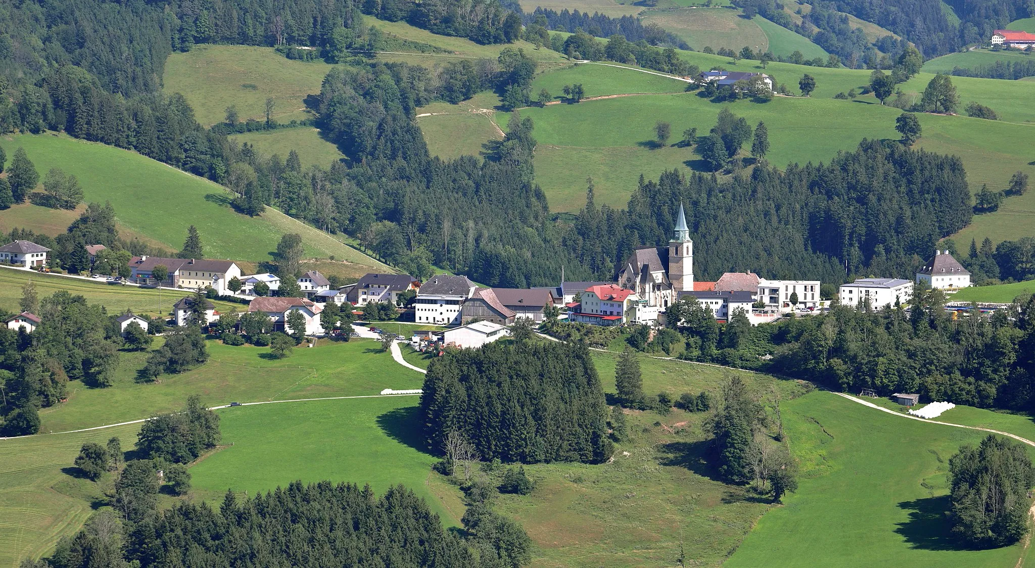 Photo showing: Nordwestansicht des oberösterreichischen Dorfes Maria Neustift. Standort ist der Glasenberg in Buchschachen, ein Ortsteil der Gemeinde Maria Neustift.