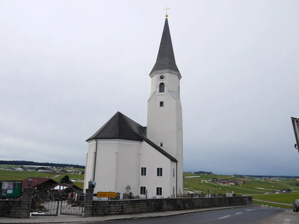 Photo showing: Kath. Pfarrkirche hl. Maximilian mit Friedhof