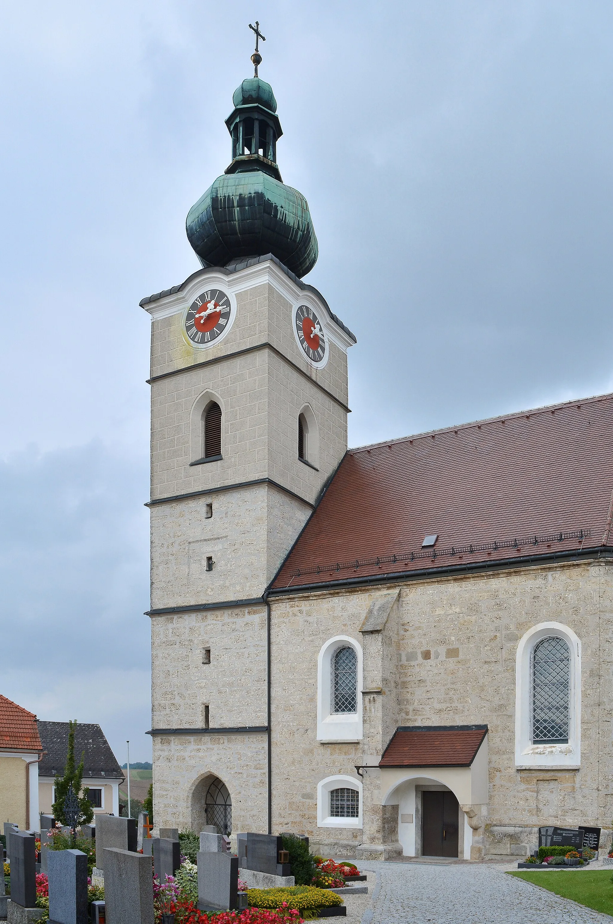 Photo showing: The catholic parish church of Niederneukirchen was built in 1488.