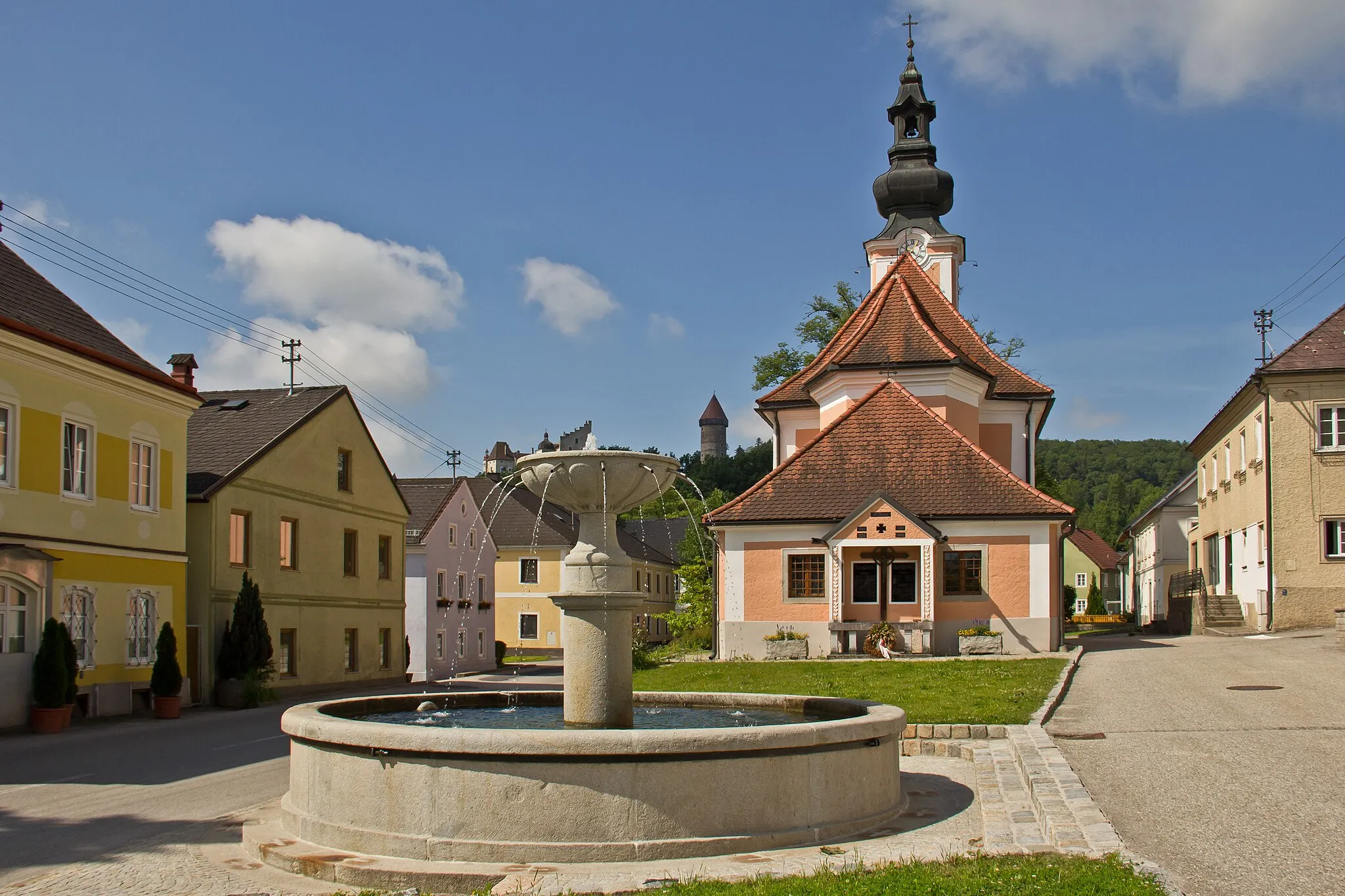 Photo showing: Der Marktbrunnen auf dem Klamer Marktplatz wurde 1861 von den Klamer Marktbürgern in Ybbs gekauft, um die Wasserversorgung im Ort sicherzustellen. Anlässlich der Sanierung des Brunnens im Jahr 2011 wurde er in seine ursprüngliche Form als Springbrunnen rückgebaut.
