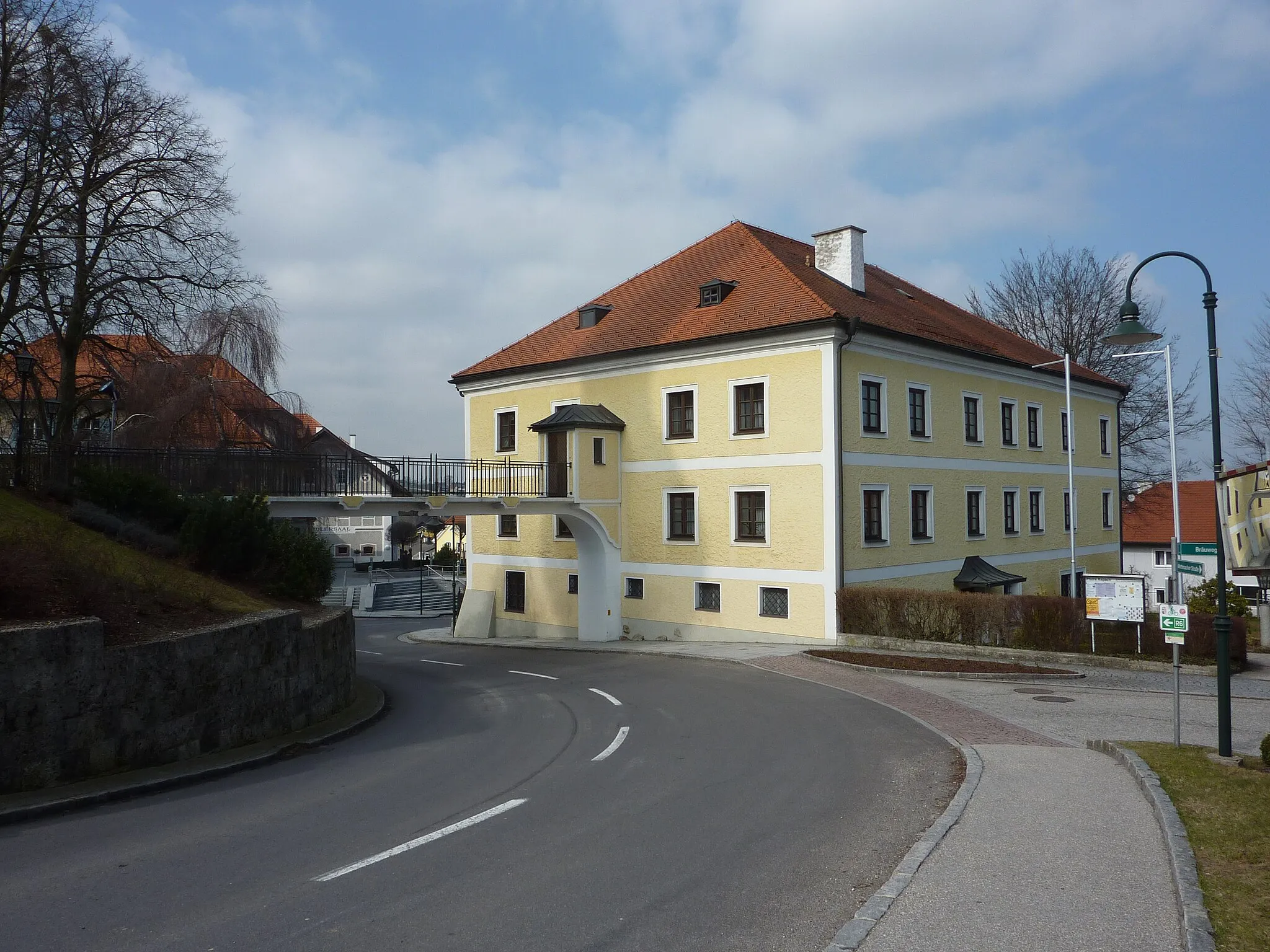 Photo showing: Pfarrhof und Brückengang, Aspach, Marktplatz 1, Oberösterreich

This media shows the protected monument with the number 57976 in Austria. (Commons, de, Wikidata)