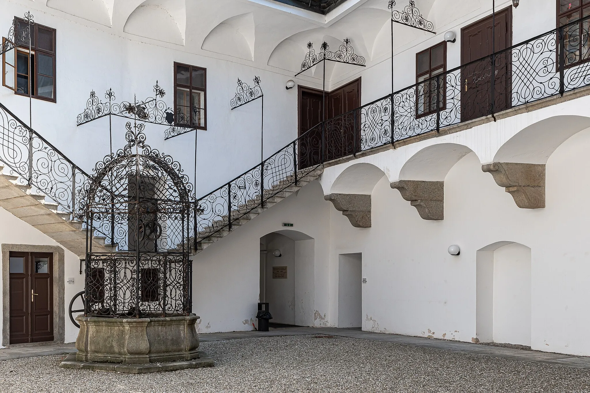 Photo showing: Im Hof des Schlosses Tollet steht ein Ziehbrunnen mit einem Brunnenkorb aus Schmiedeeisen. Die umlaufende Galerie hat ein ein schmiedeeisernes Geländer.