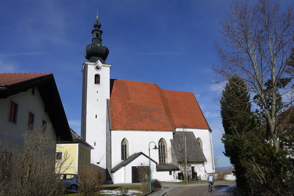 Photo showing: Kath. Pfarrkirche hl. Margaretha und Friedhof, Weißenkirchen im Attergau