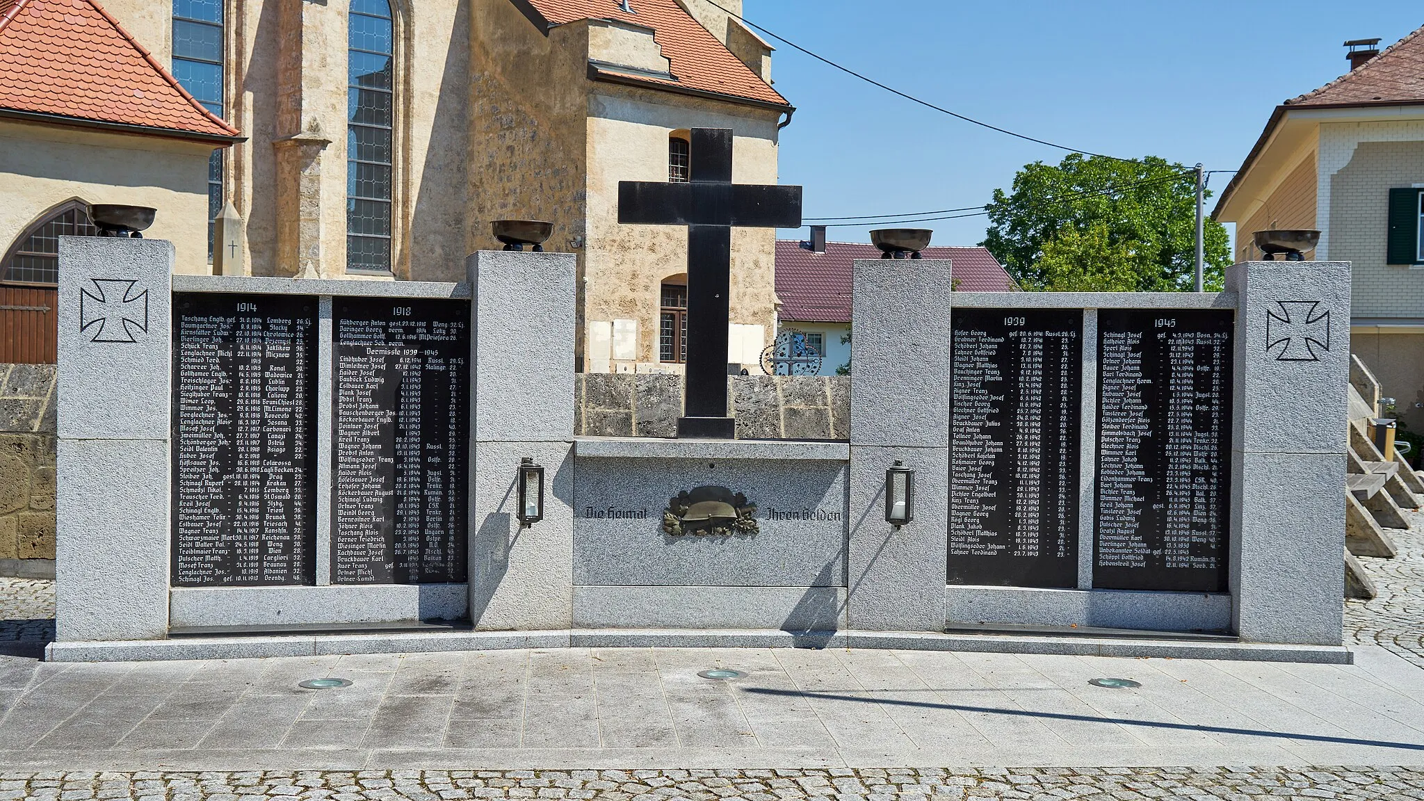 Photo showing: Pfarrkirche hl. Martin - Kriegerdenkmal für die Gefallenen und Vermissten der Weltkriege 1914 bis 1918 und 1939 bis 1945