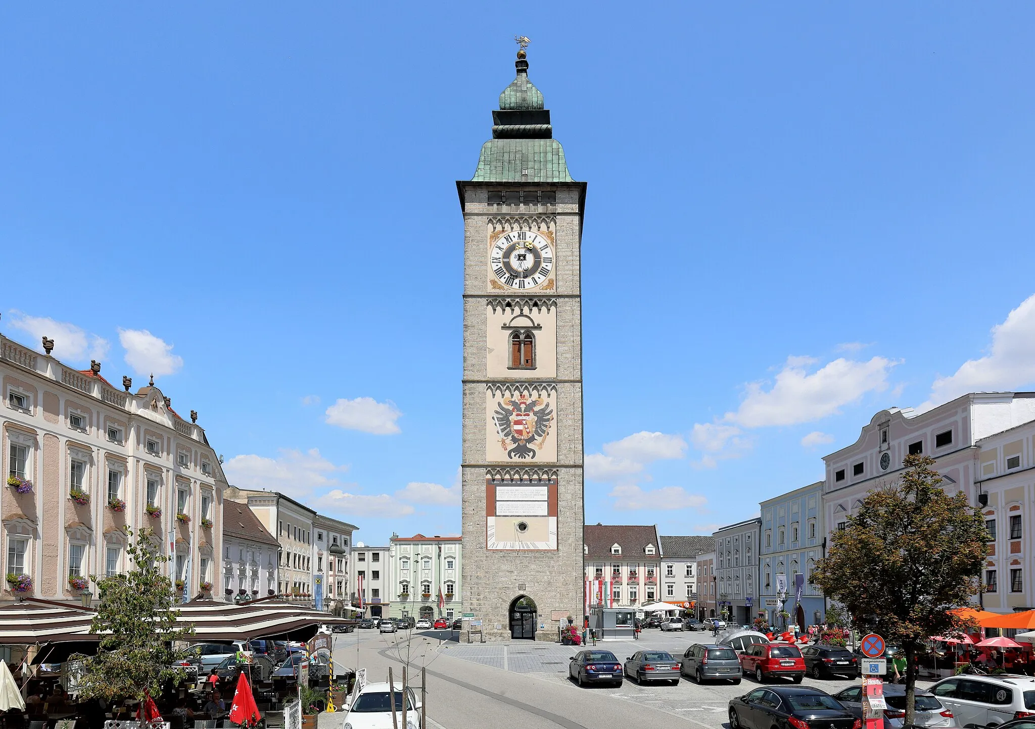 Photo showing: Die Südansicht des Hauptplatzes der oberösterreichischen Stadt Enns mit dem insgesamt rd. 60 m hohen und von 1564 bis 1568 errichteten Stadtturm im Zentrum.