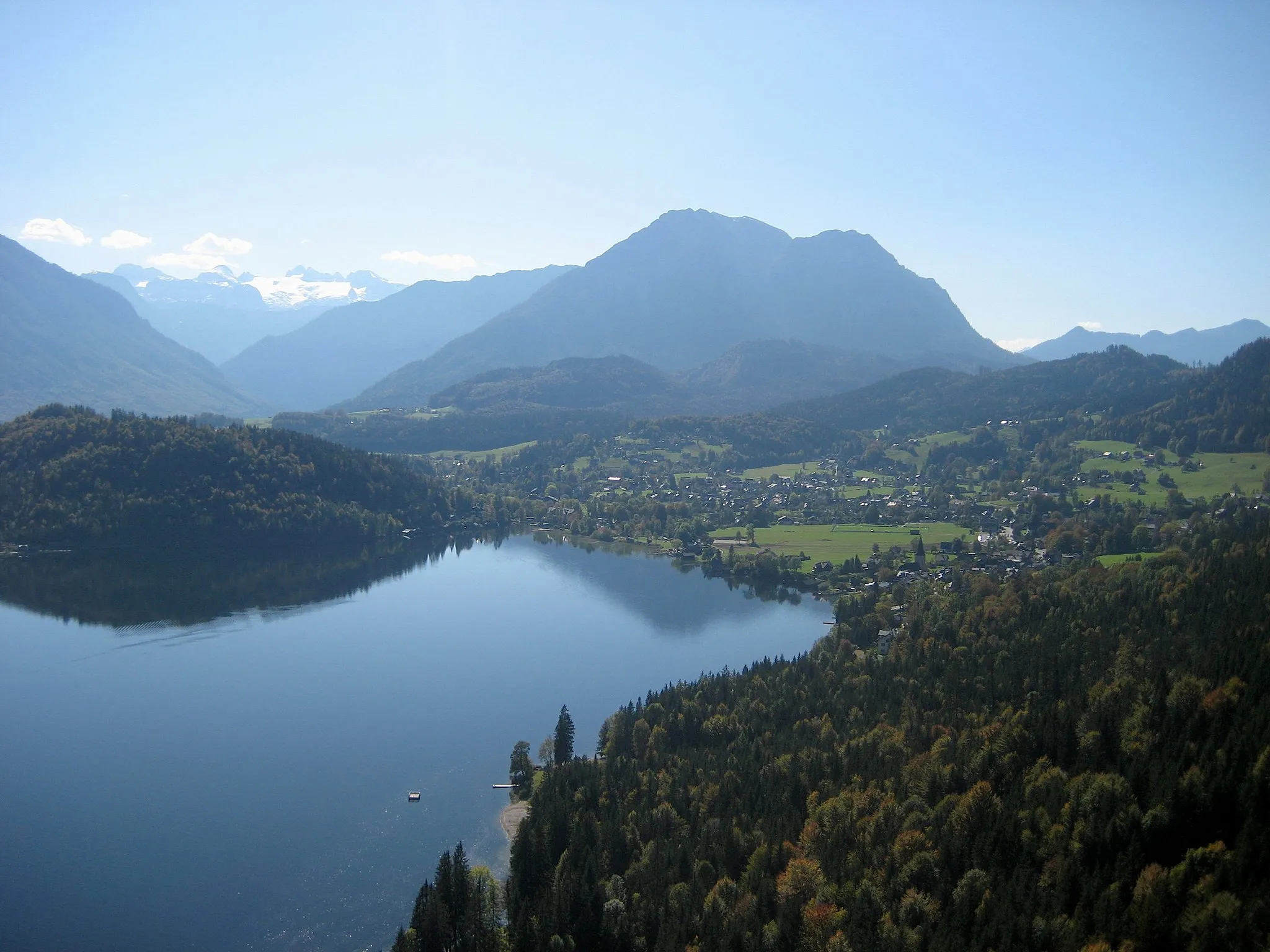 Photo showing: Lake Altaussee, Altaussee village, Dachstein glacier and Sarstein mountain
