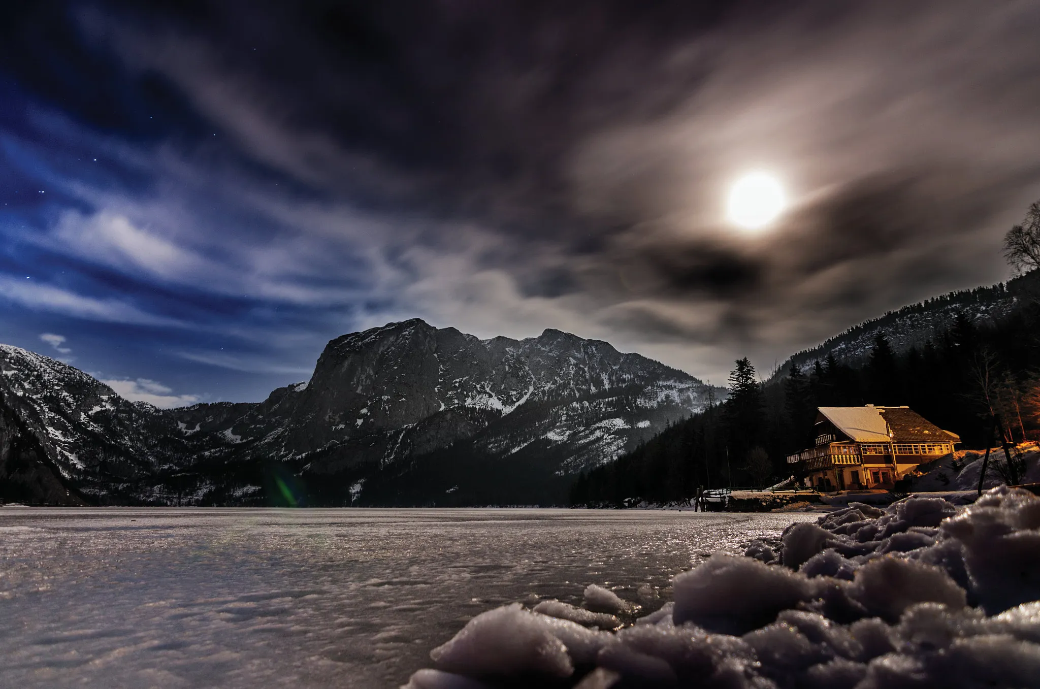 Photo showing: 500px provided description: Night [#landscape ,#lake ,#mountains ,#winter ,#nature ,#night ,#moon ,#snow ,#austria ,#ice ,#salzkammergut ,#altaussee ,#altausseersee]