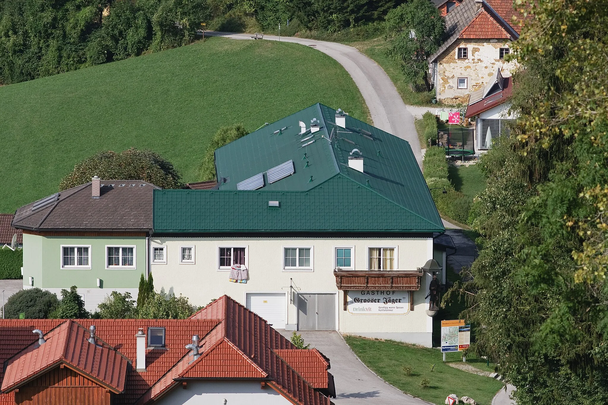Photo showing: Der Gasthof „Grosser Jäger“ in Oberschlierbach. Das Dach links vorne gehört zum Feuerwehrhaus.