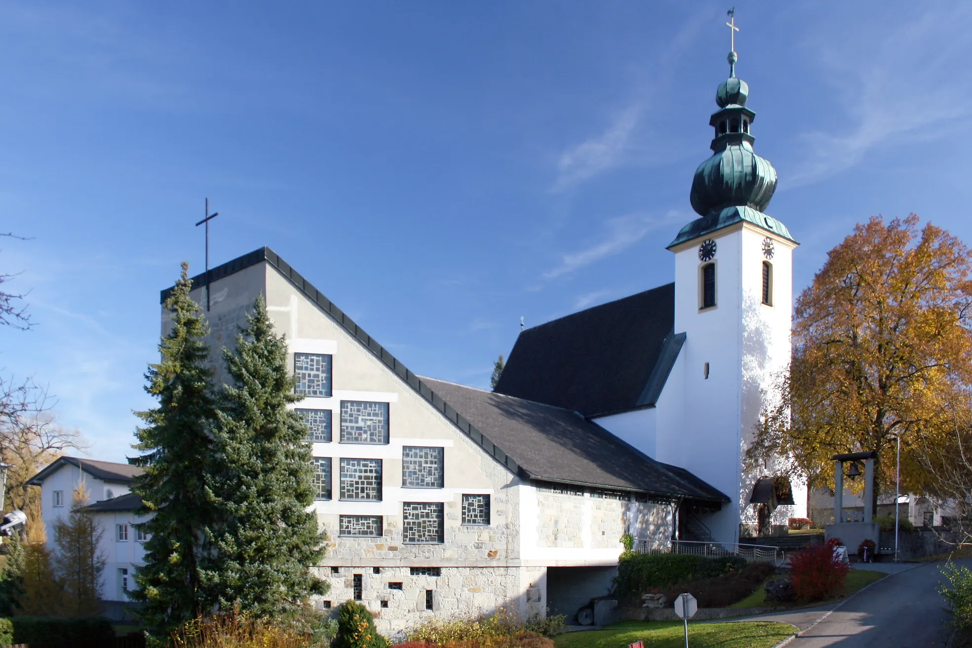 Photo showing: Alt- und Neubau der Pfarrkirche von Desselbrunn.