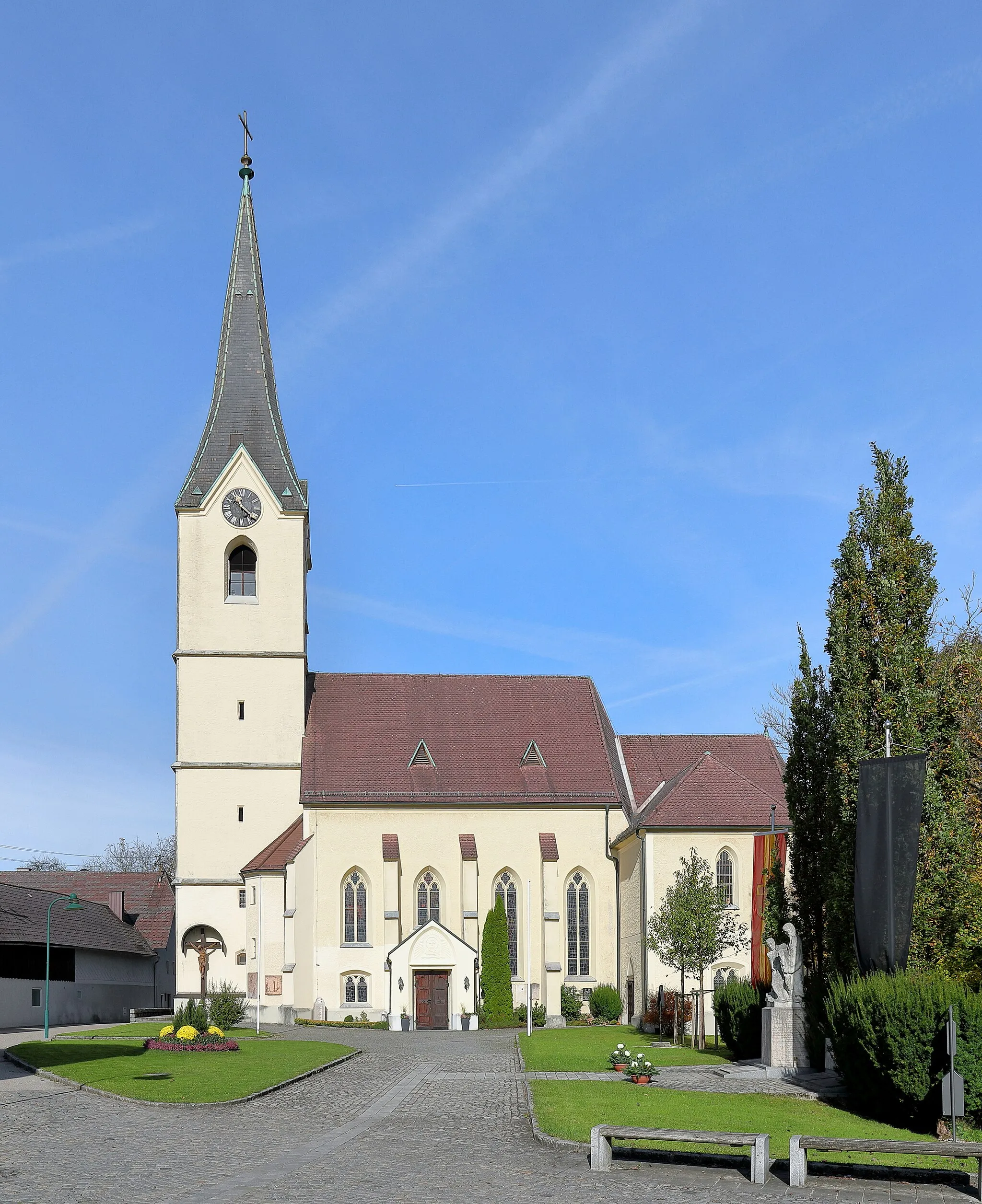 Photo showing: Südansicht der röm.-kath. Pfarrkirche hl. Petrus in der oberösterreichischen Marktgemeinde Regau. Eine zweischiffige spätgotische Kirche, die von 1885 bis 1887 durchgreifend umgebaut wurde. Der Westturm ist mit 1494 datiert, wobei der Spitzhelm aus neuerer Zeit stammt.