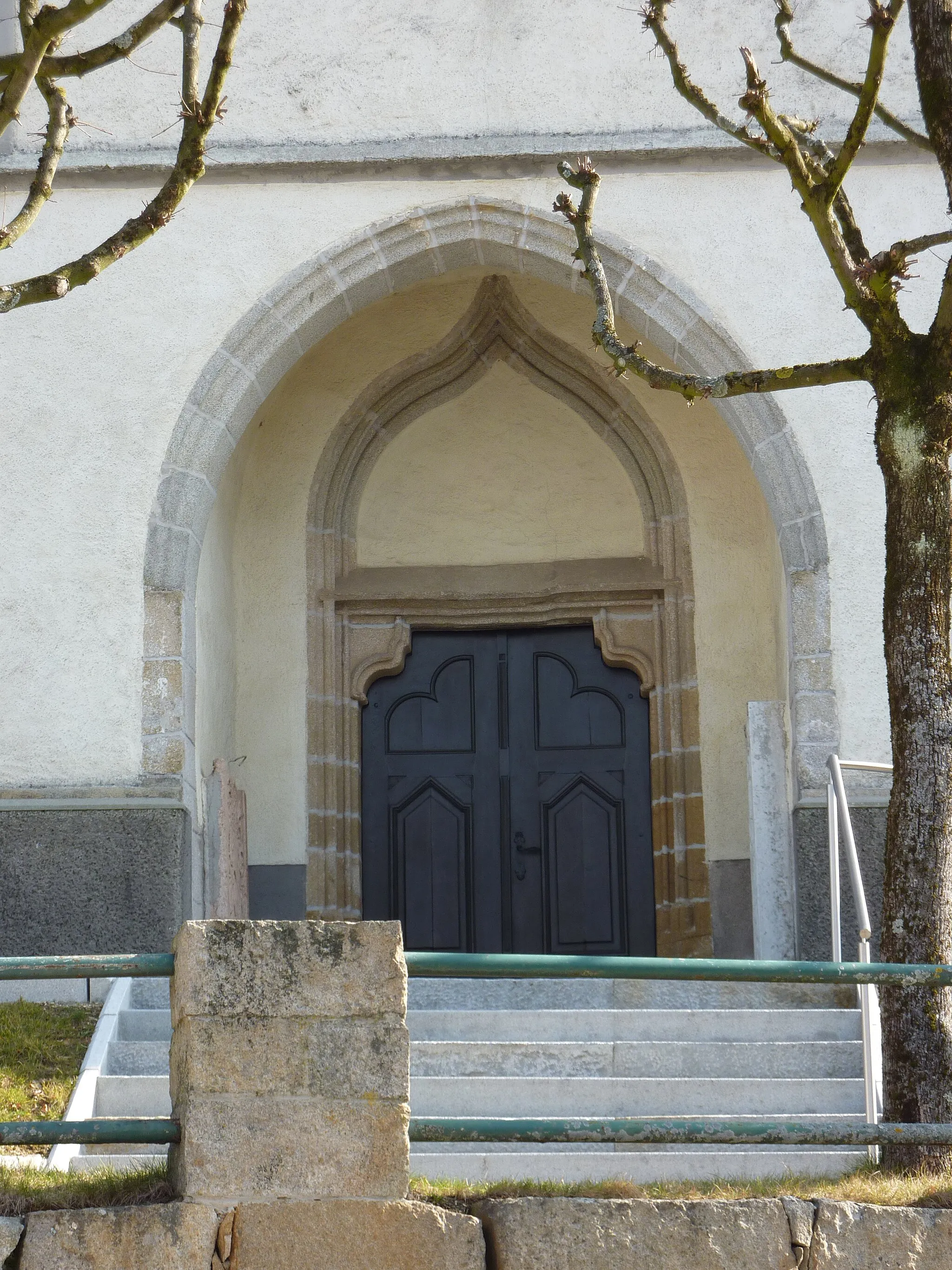 Photo showing: Pfarrkirche Bad Kreuzen, Oberösterreich - Portal nach der Umgestaltung 2013

This media shows the protected monument with the number 19235 in Austria. (Commons, de, Wikidata)