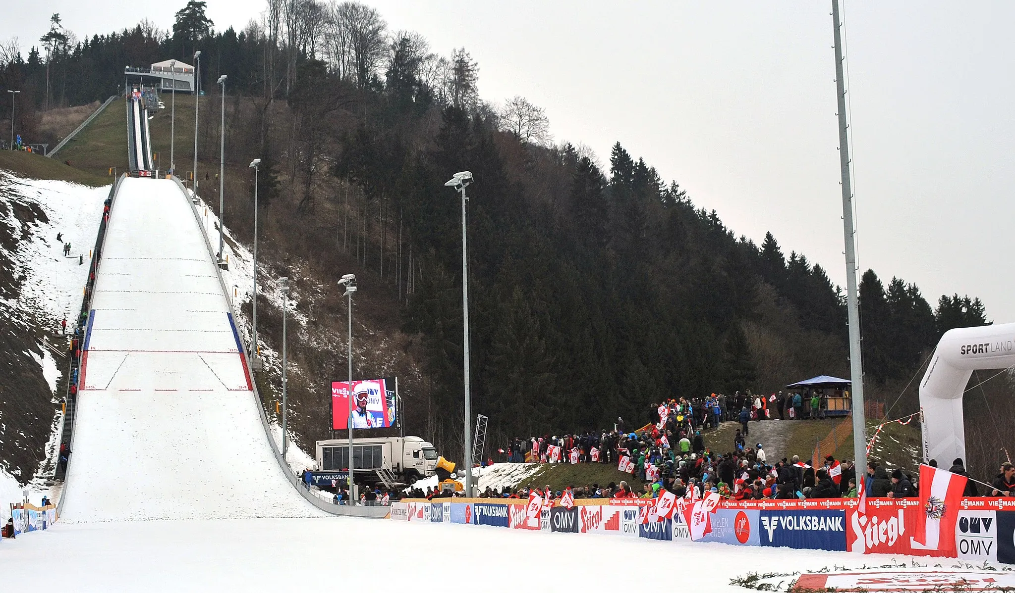 Photo showing: FIS Ski Jumping World Cup Ladies
14th World Cup Competition
Normal Hill Individual
Hinzenbach (AUT)
Sun 2 Feb 2014:
Schanze in Hinzenbach