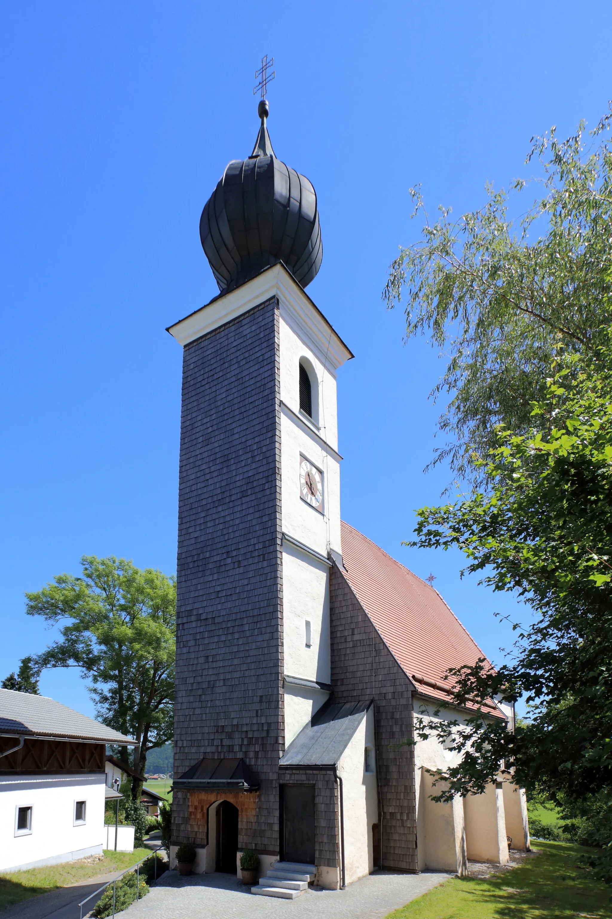 Photo showing: Südwestansicht der katholischen Filialkirche hl. Valentin in Valentinhaft, ein Ortsteil der oberösterreichischen Gemeinde Munderfing. Eine gotische Kirche, die 1459 geweiht wurde.