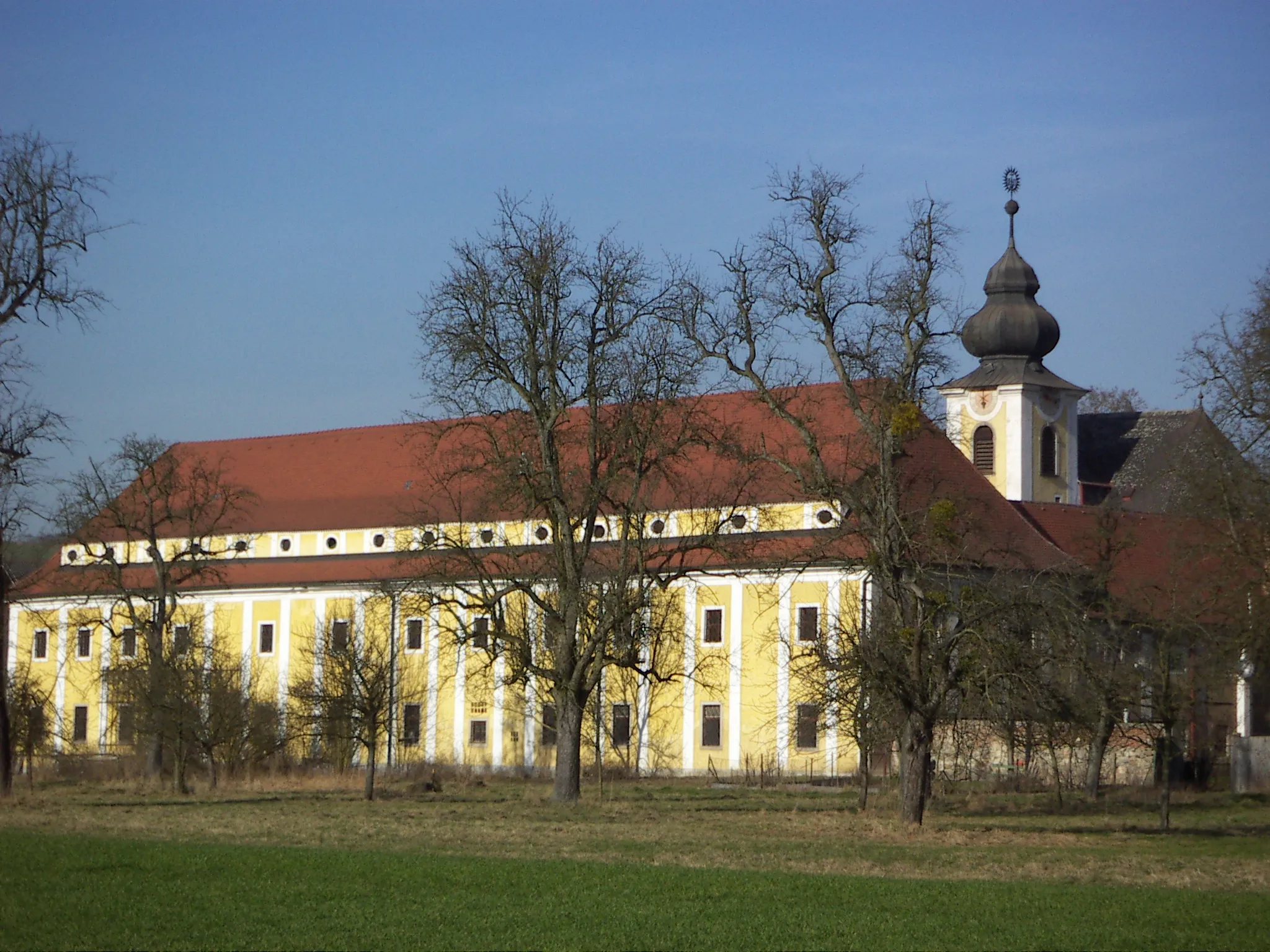 Photo showing: The photograph shows the former monastery of Pulgarn, Austria. It was founded in the early 14th century and confiscated by the Austrian state at the end of the 18th century.

This media shows the protected monument with the number 18052 in Austria. (Commons, de, Wikidata)
