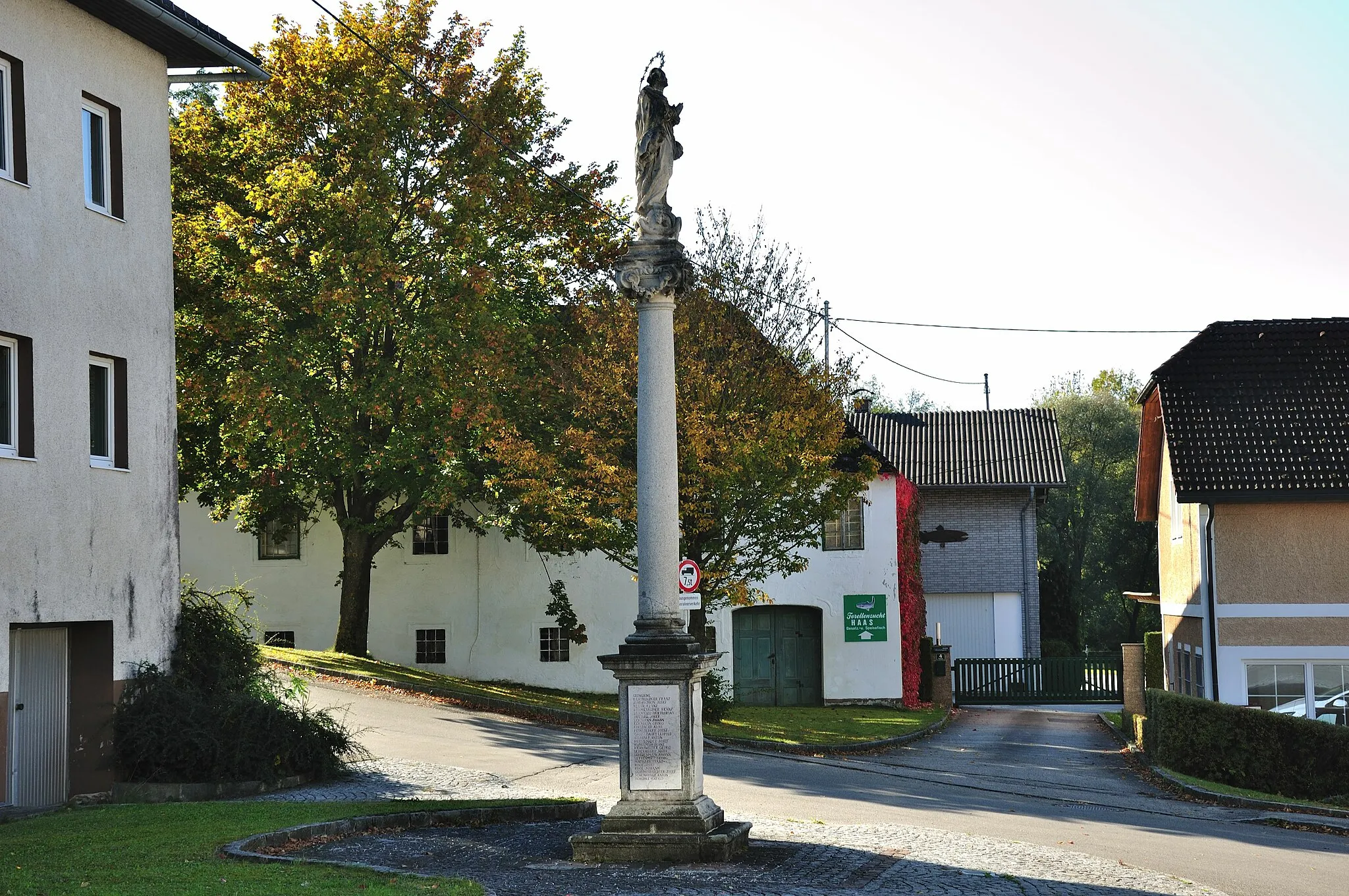 Photo showing: Kriegerdenkmal, Mariensäule, das Kriegerdenkmal besteht aus an den Seiten des Sockels der Säule angebrachten Tafeln