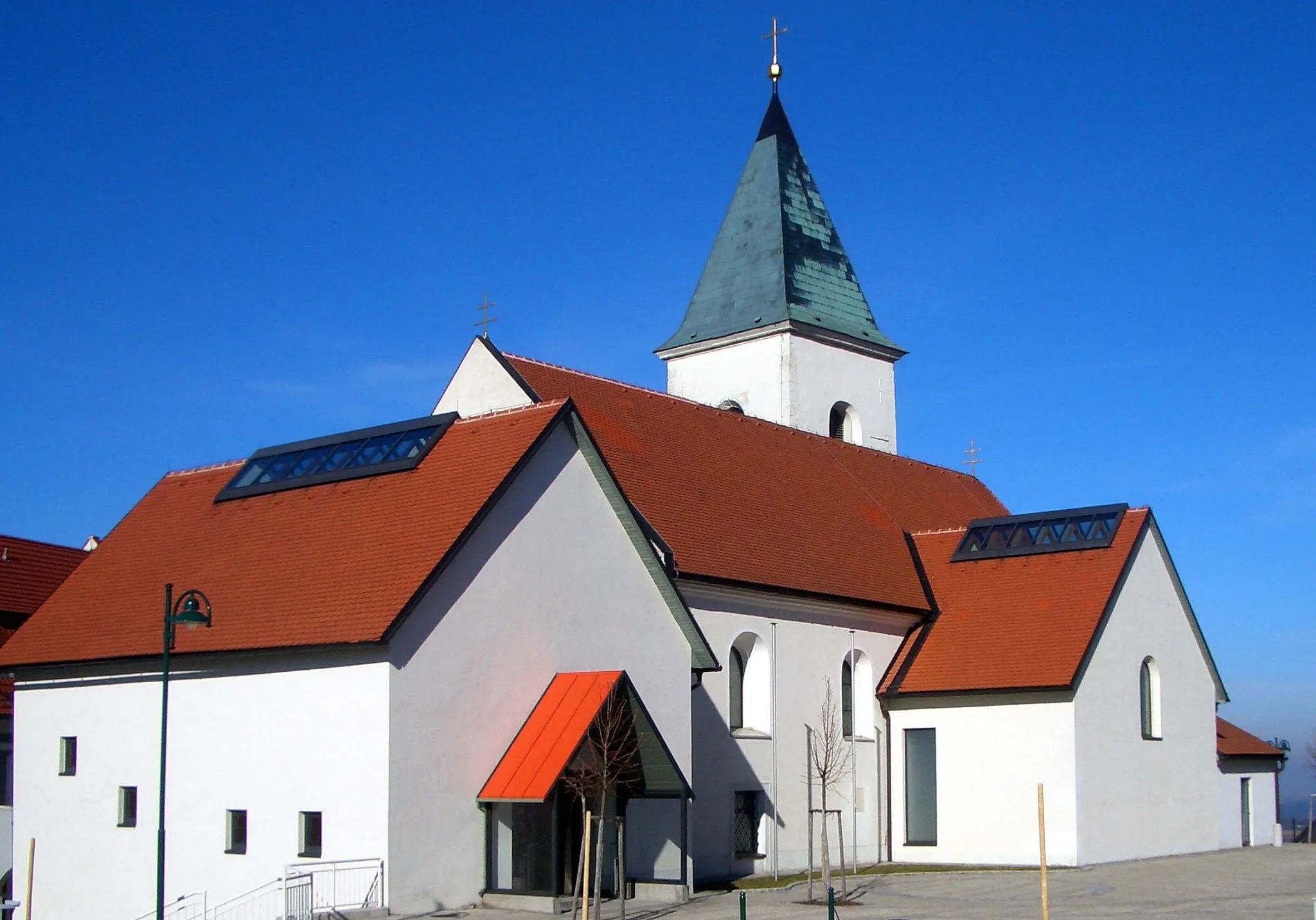 Photo showing: Pfarrkirche Behamberg nach der  im Jahre 1999/200 durchgeführten Renovierung.
