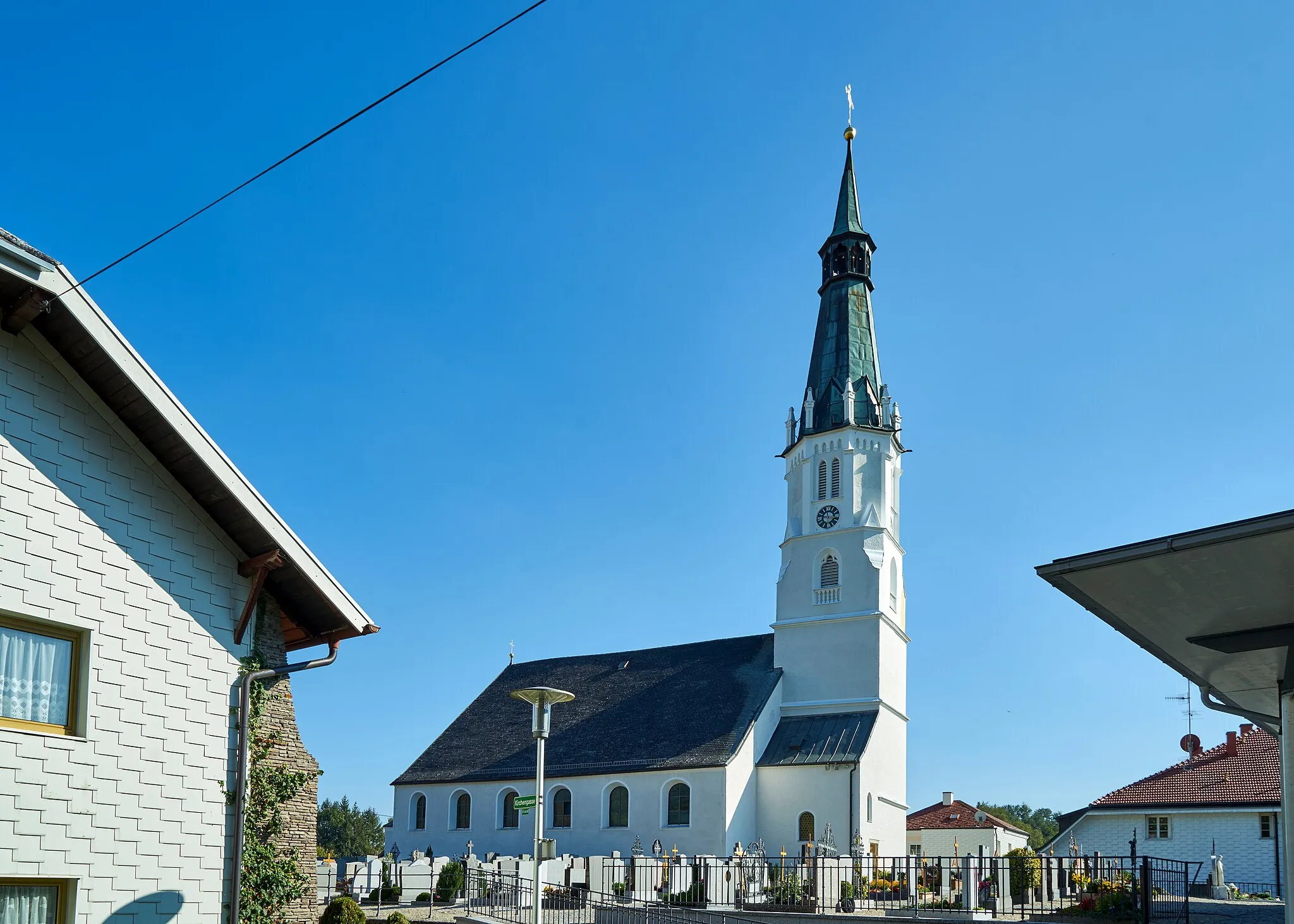 Photo showing: Katholische Pfarrkirche Heiliger Nikolaus (Lohnsburg am Kobernaußerwald) Ansicht von Nordosten