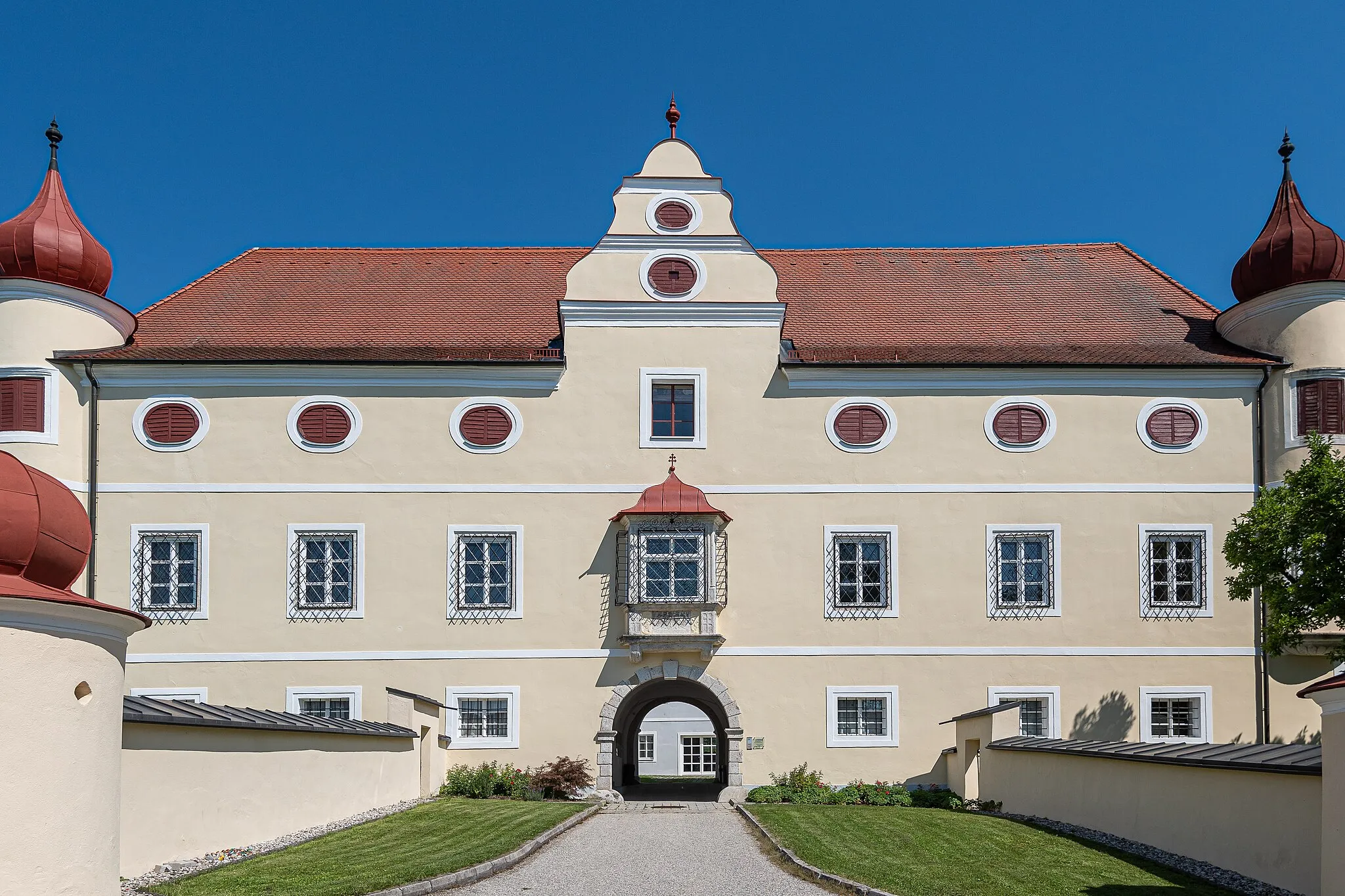 Photo showing: The rectory of Buchkirchen is a castle-like building from the 17th century.