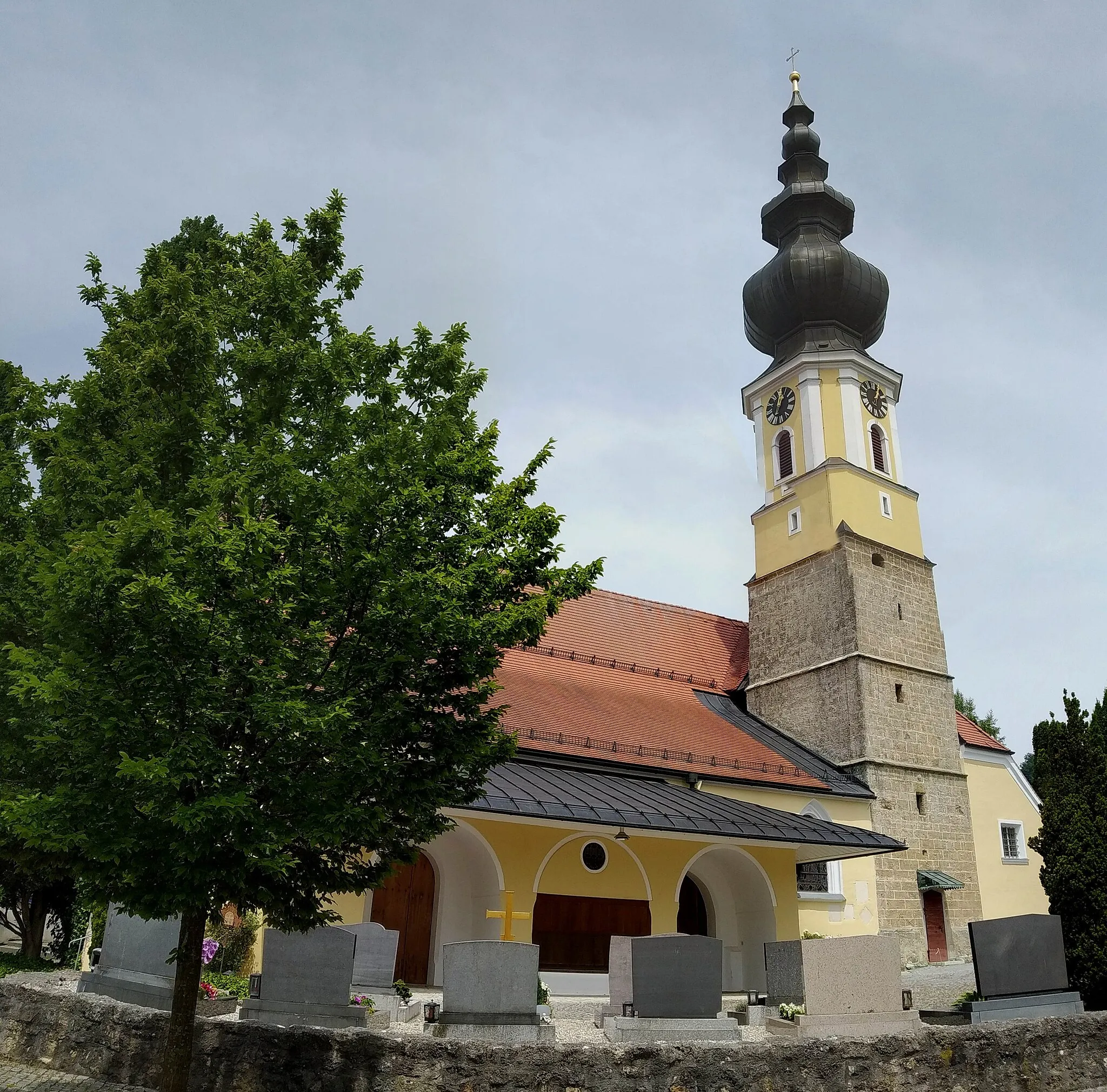 Photo showing: Kirchheim im Innkreis, Bezirk Ried im Innkreis - Pfarrkirche Hl. Nikolaus (gotisch, 14. Jh; 1763 barockisiert) - Südfront