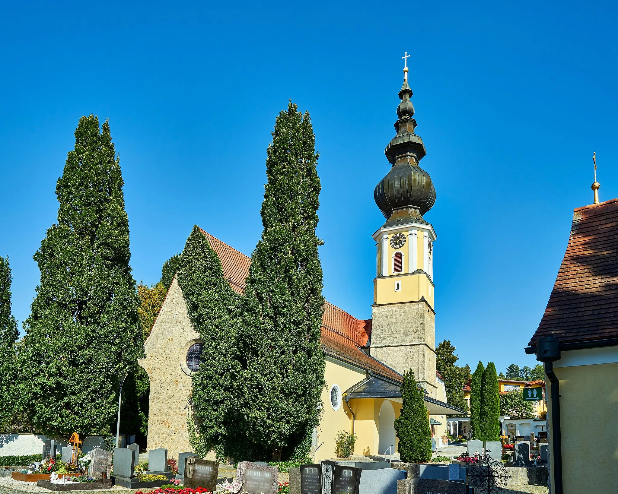 Photo showing: Pfarrkirche Heiliger Nikolaus (Kirchheim im Innkreis) Ansicht von Südwesten