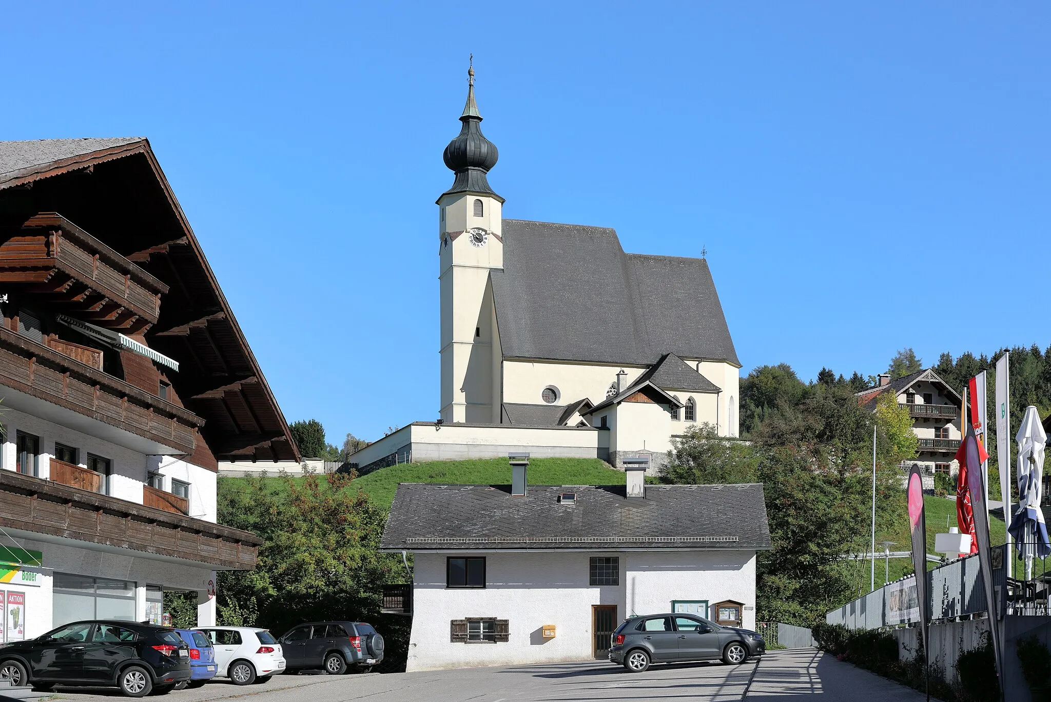 Photo showing: Das Ortszentrum der oberösterreichischen Gemeinde Steinbach am Attersee mit der in erhöhter Lage errichteten röm.-kath. Pfarrkirche hl. Andreas im Hintergrund.