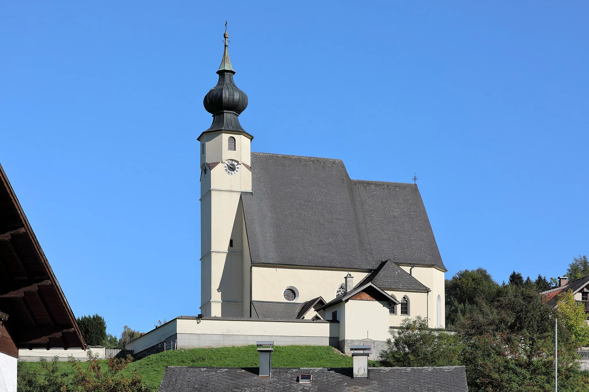 Photo showing: Die röm.-kath. Pfarrkirche hl. Andreas in der oberösterreichischen Gemeinde Steinbach am Attersee. Die Kirche, eine zweischiffige Hallenkirche mit Westturm und Chor mit 5/8-Schluss, wurde 1516 in erhöhter Lage errichtet.