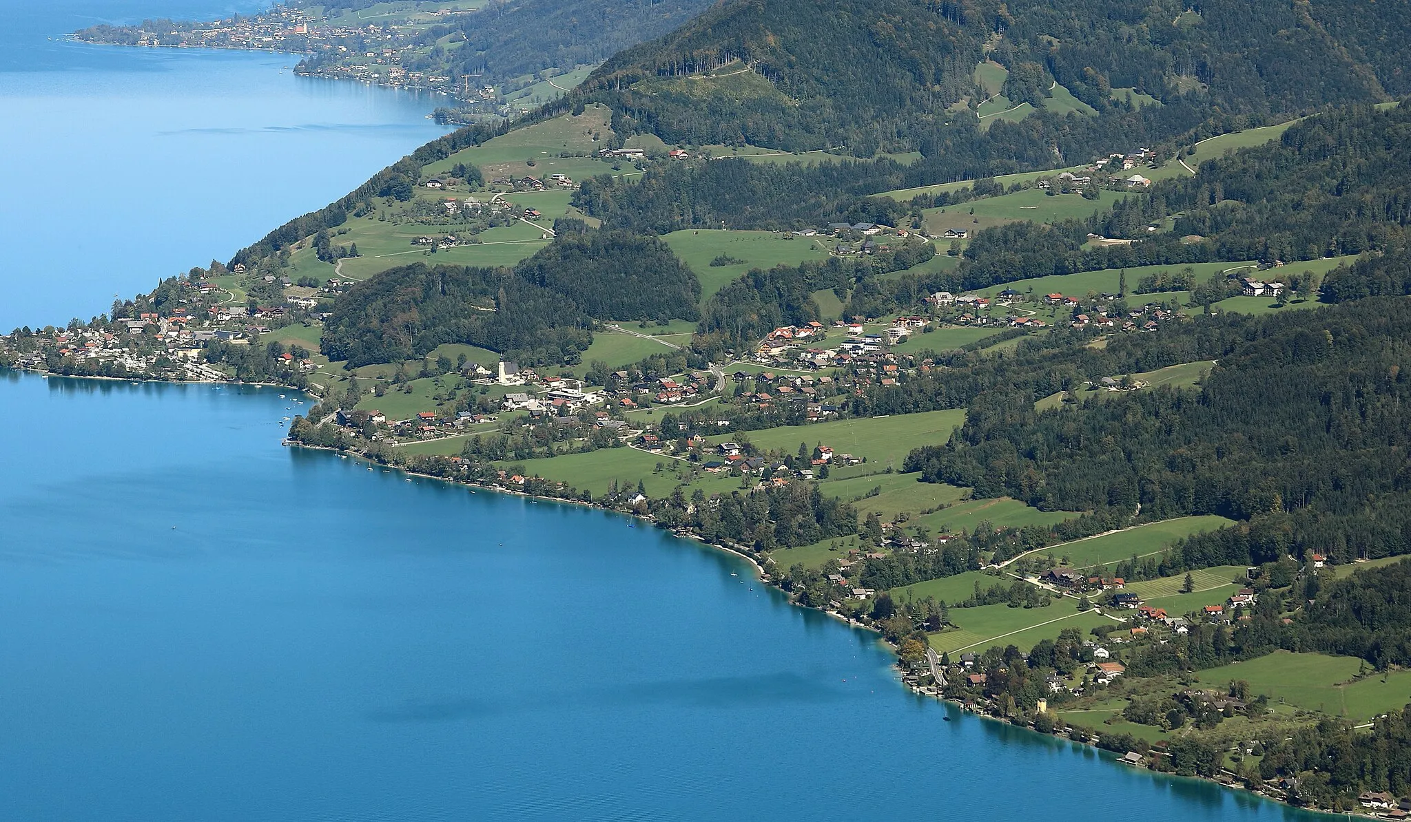 Photo showing: Blick von der Meisterebenalm (Atterseeblick) auf die oberösterreichischen Gemeinde Steinbach am Attersee.