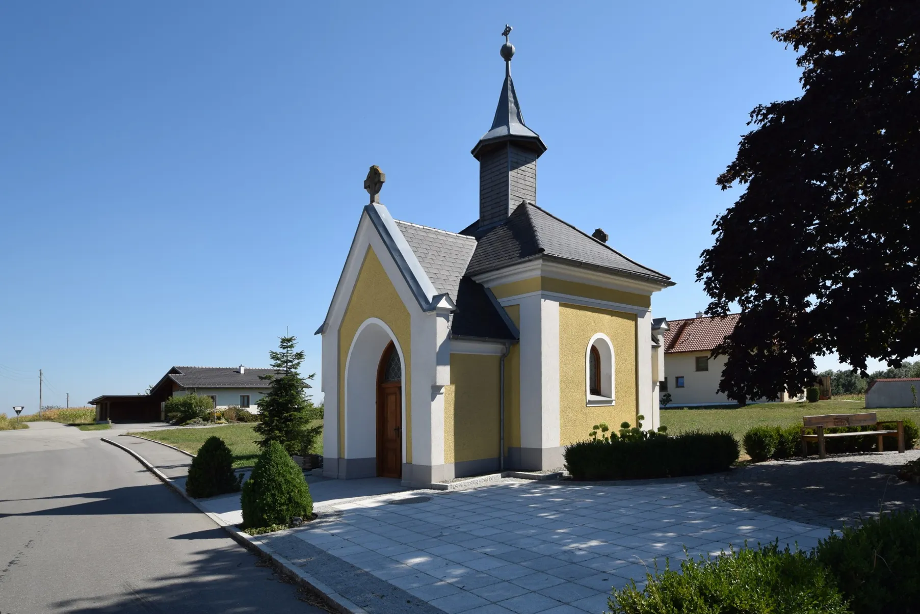 Photo showing: Edtmayer-Kapelle

Dieses Foto wurde im Rahmen des von Wikimedia Österreich unterstützten Projekts Wiki Takes Innviertel erstellt.

The making of this work was supported by Wikimedia Austria.
For other files made with the support of Wikimedia Austria, please see the category Supported by Wikimedia Österreich.