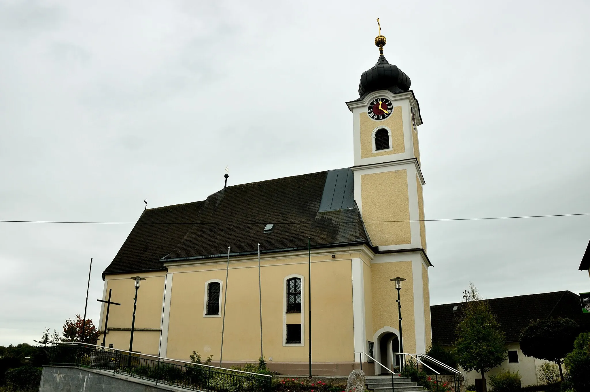 Photo showing: Kath. Pfarrkirche hl. Lorenz und ehem. Friedhof