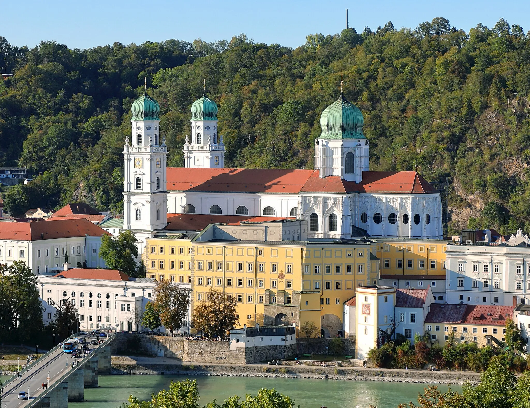 Photo showing: Blick vom Mariahilfberg auf den Passauer Dom mit der Alten Residenz im Vordergrund.