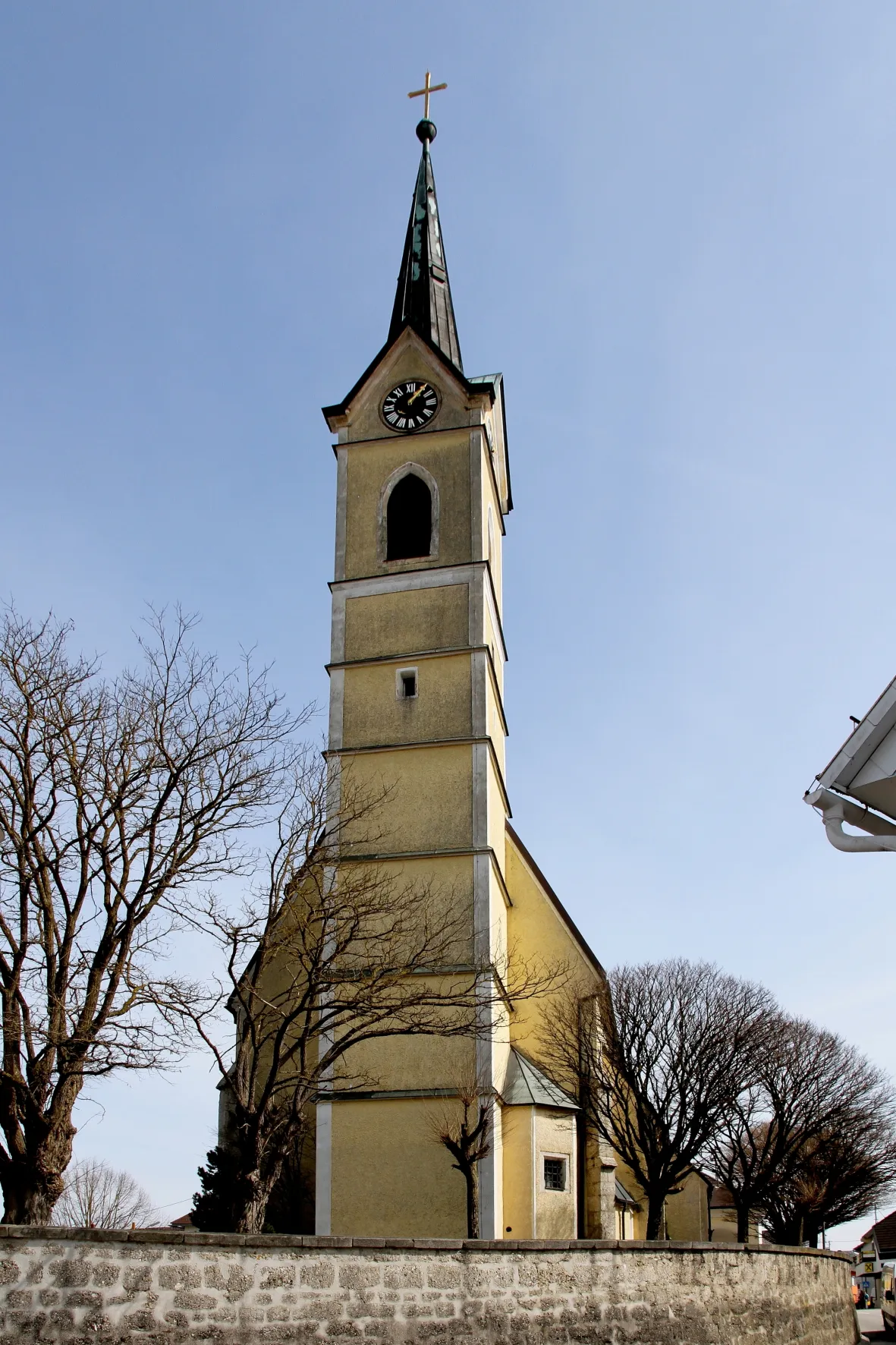 Photo showing: Katholische Pfarrkirche hl. Jakob der Ältere in der oberösterreichischen Gemeinde Roitham. Ein spätgotischer Bau mit einem mächtigen vorgestellten Westturm.