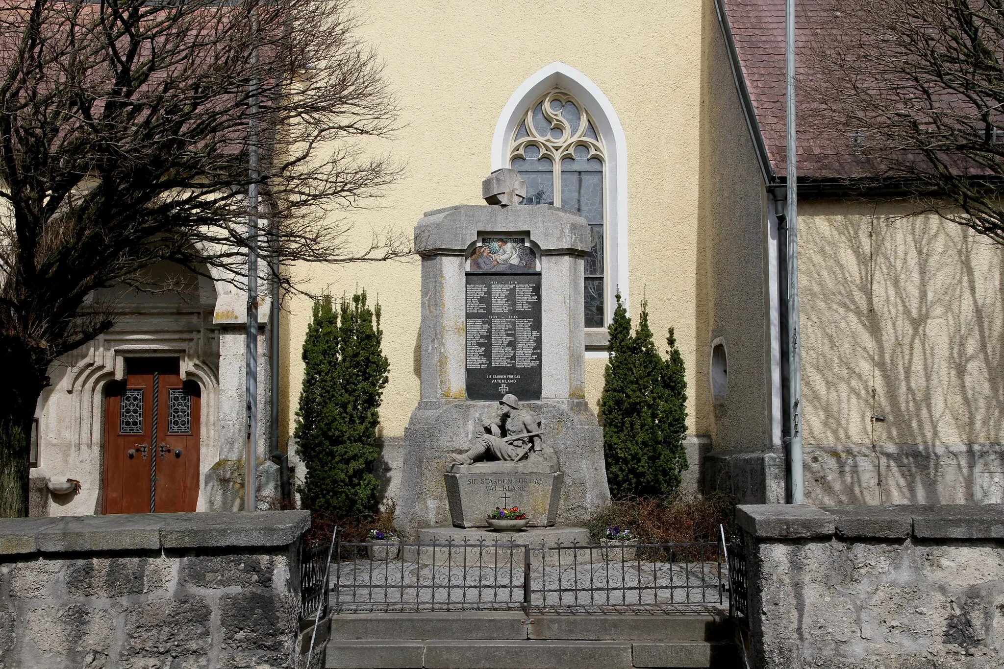 Photo showing: Soldatendenkmal in der oberösterreichischen Gemeinde Roitham in Gedenken an die gefallenen Soldaten im I. und II. Weltkrieg.