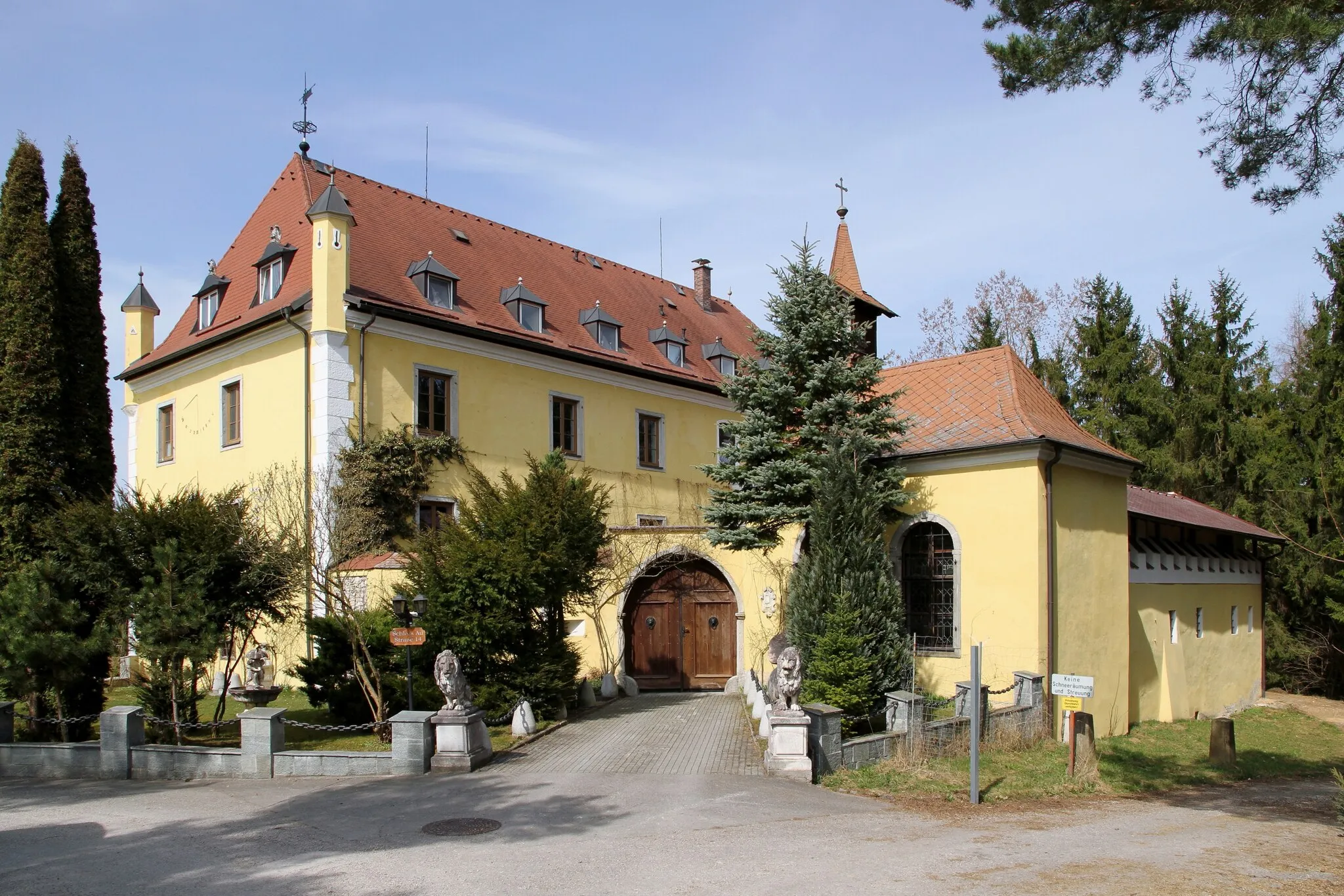 Photo showing: Schloss Au an der Traun in der oberösterreichischen Gemeinde Roitham. Ein kleiner rechteckiger Bau mit einer freistehenden Schloßkapelle aus dem Jahr um 1660.