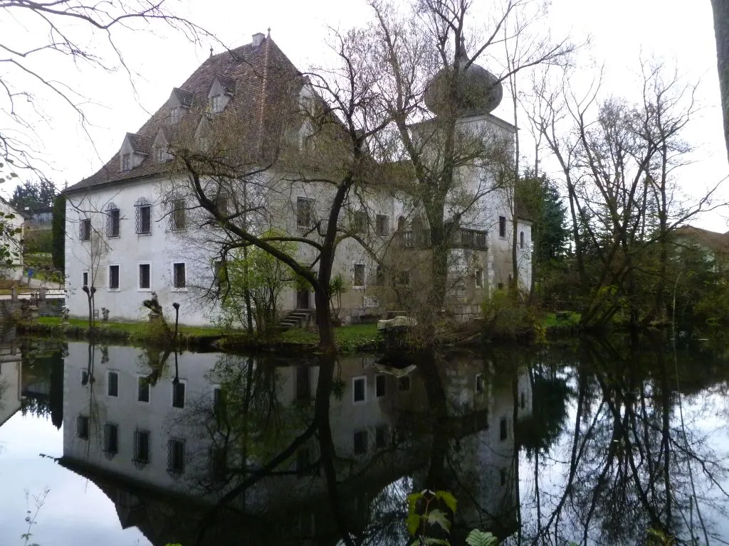 Photo showing: Schloss_Hueb Seitenansicht mit Teich