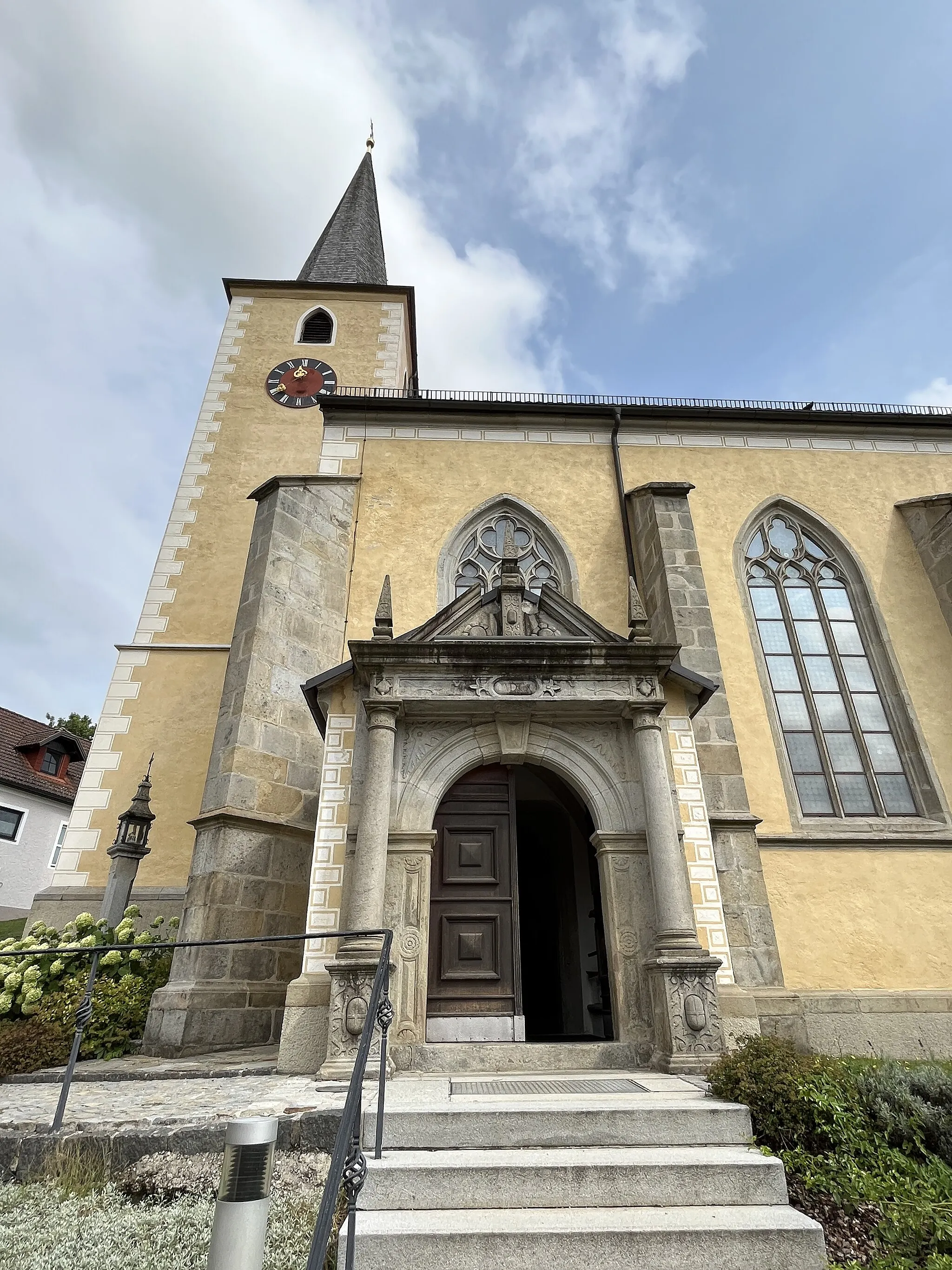 Photo showing: Pfarrkirche Waldhausen, Südseite mit Renaissanceportal