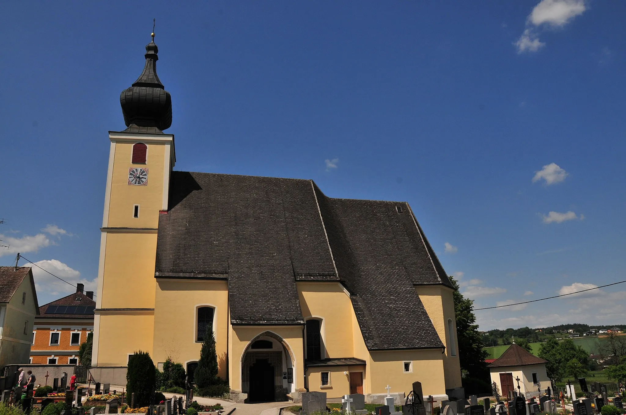 Photo showing: Kath. Pfarrkirche hl. Stephan und Friedhof