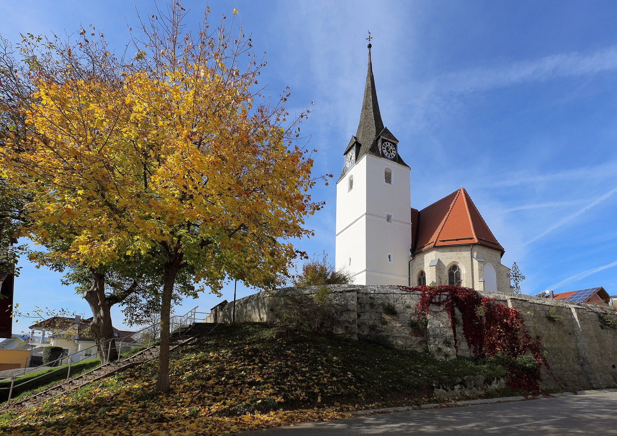 Photo showing: Südostansicht der katholischen Pfarrkirche hl. Margarethe in der oberösterreichischen Gemeinde Mörschwang. Ein gotischer Sakralbau, der 1523 geweiht wurde, mit einem mächtigen Turm im südlichen Chorwinkel, einem einschiffigen, dreijochigen Langhaus und einem gleich breiten einjochigen Chor.