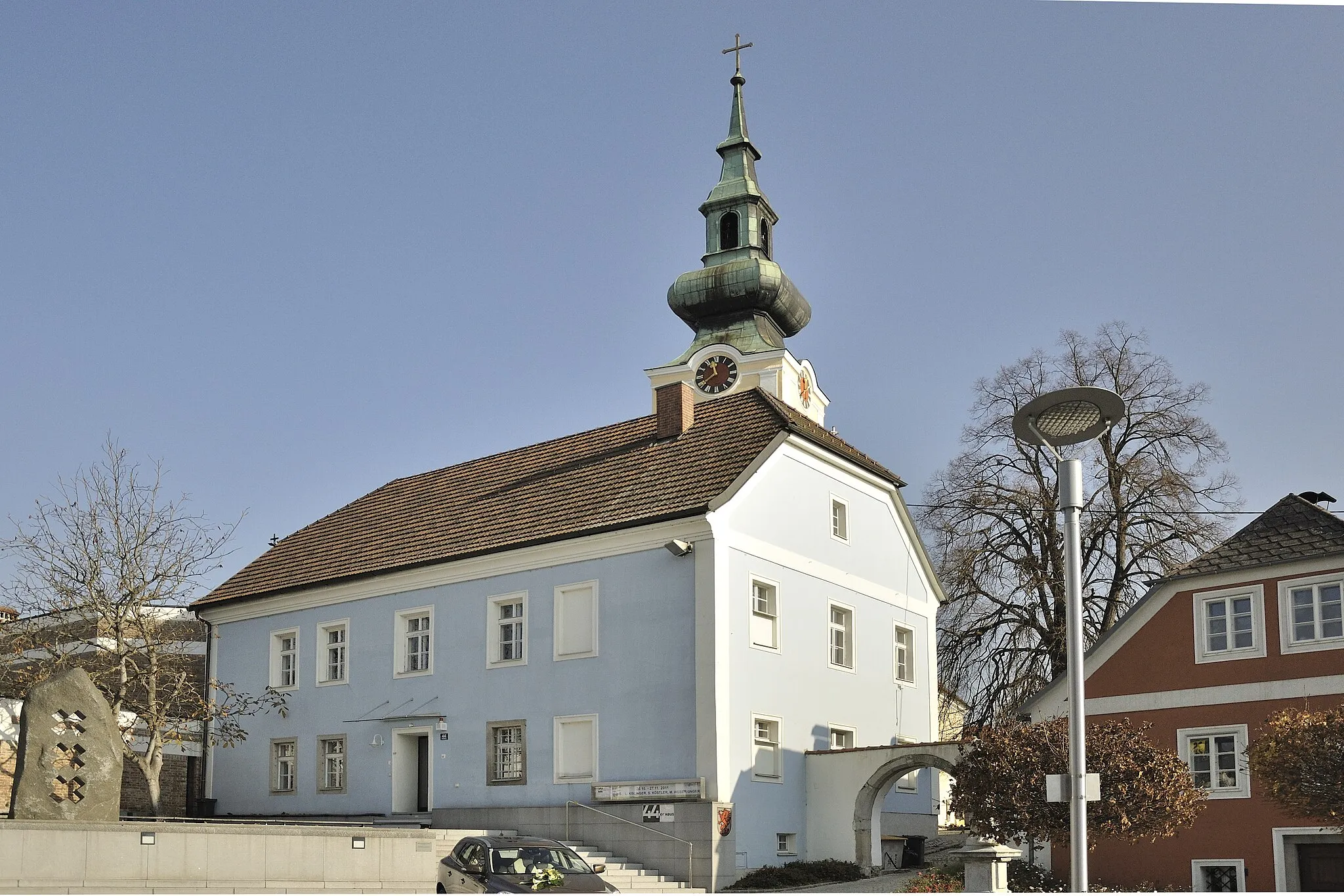 Photo showing: Galerie ""44er Haus"", ehem. Schule. Dahinter die alte Pfarrkirche St. Michael.