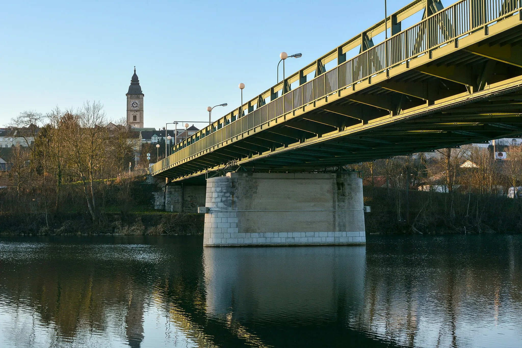 Photo showing: Diese Straßenbrücke verbindet Enns und Ennsdorf.