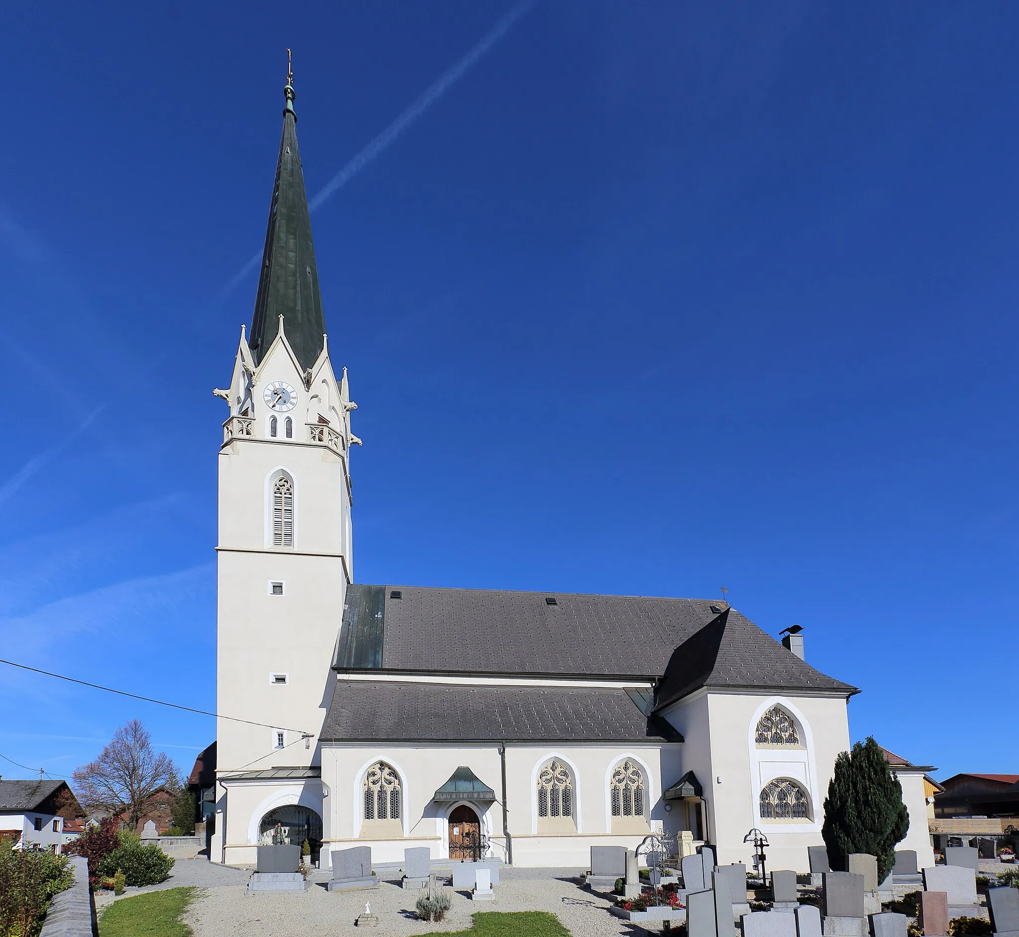 Photo showing: Die katholische Pfarrkirche Mariae Himmelfahrt der oberösterreichischen Gemeinde St. Marienkirchen am Hausruck. Ein gotischer Sakralbau, wobei dem Turm ein neugotischer Spitzhelm aufgesetzt wurde. Die Ausstattung ist vorwiegend neugotisch.