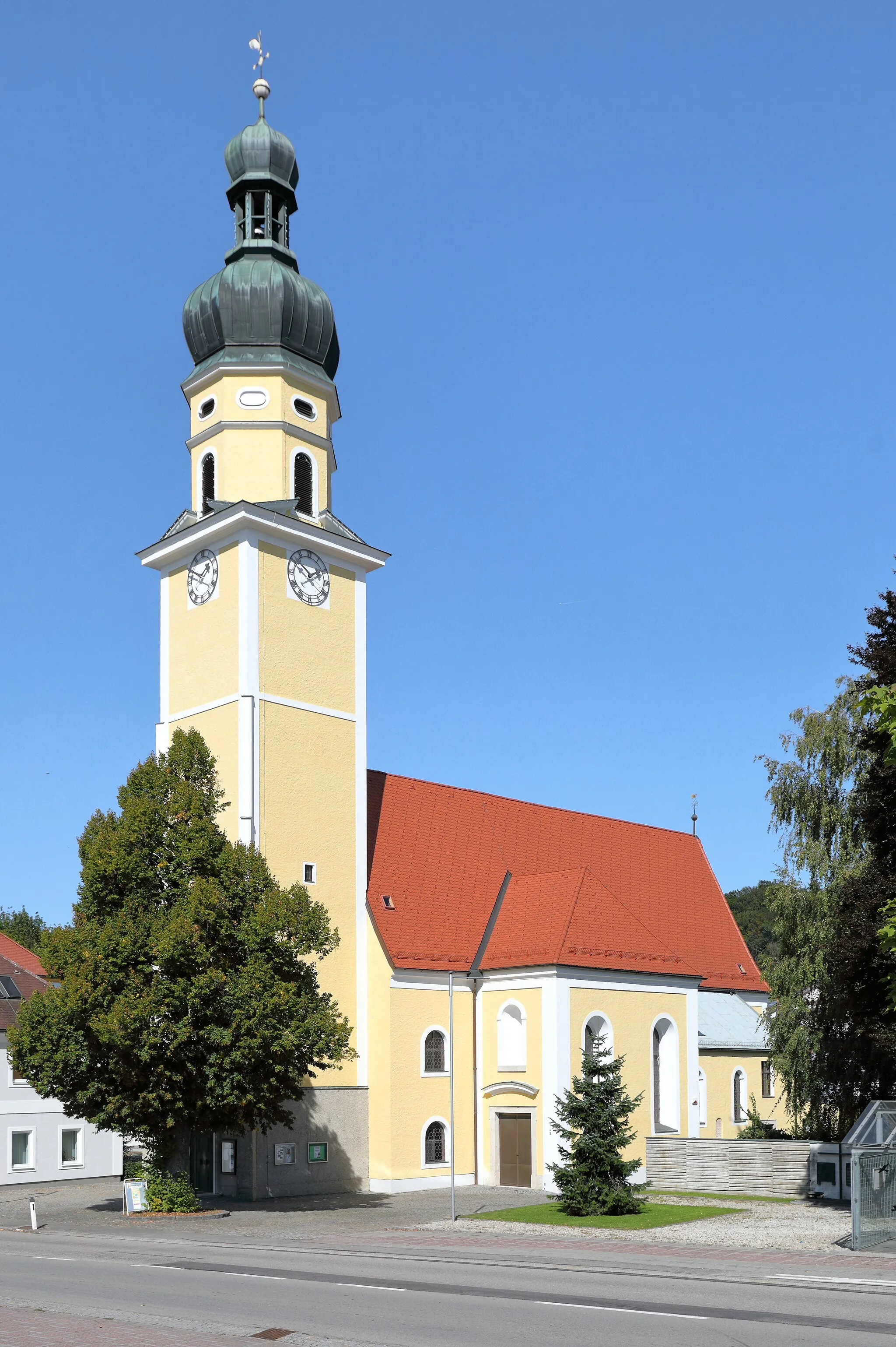 Photo showing: Südansicht der röm.-kath. Pfarrkirche hl. Martin in Diesseits, Hauptort der oberösterreichischen Marktgemeinde St. Martin im Innkreis. Der ursprünglich gotische Sakralbau wurde 1781 von Ignaz Prechtler im barocken Stil umgebaut. Der vorgestellte Westturm wurde laut Inschrift 1594 errichtet und 1714 mit einem achtseitigen Aufsatz sowie einem Zwiebelhelm mit Laterne erhöht.