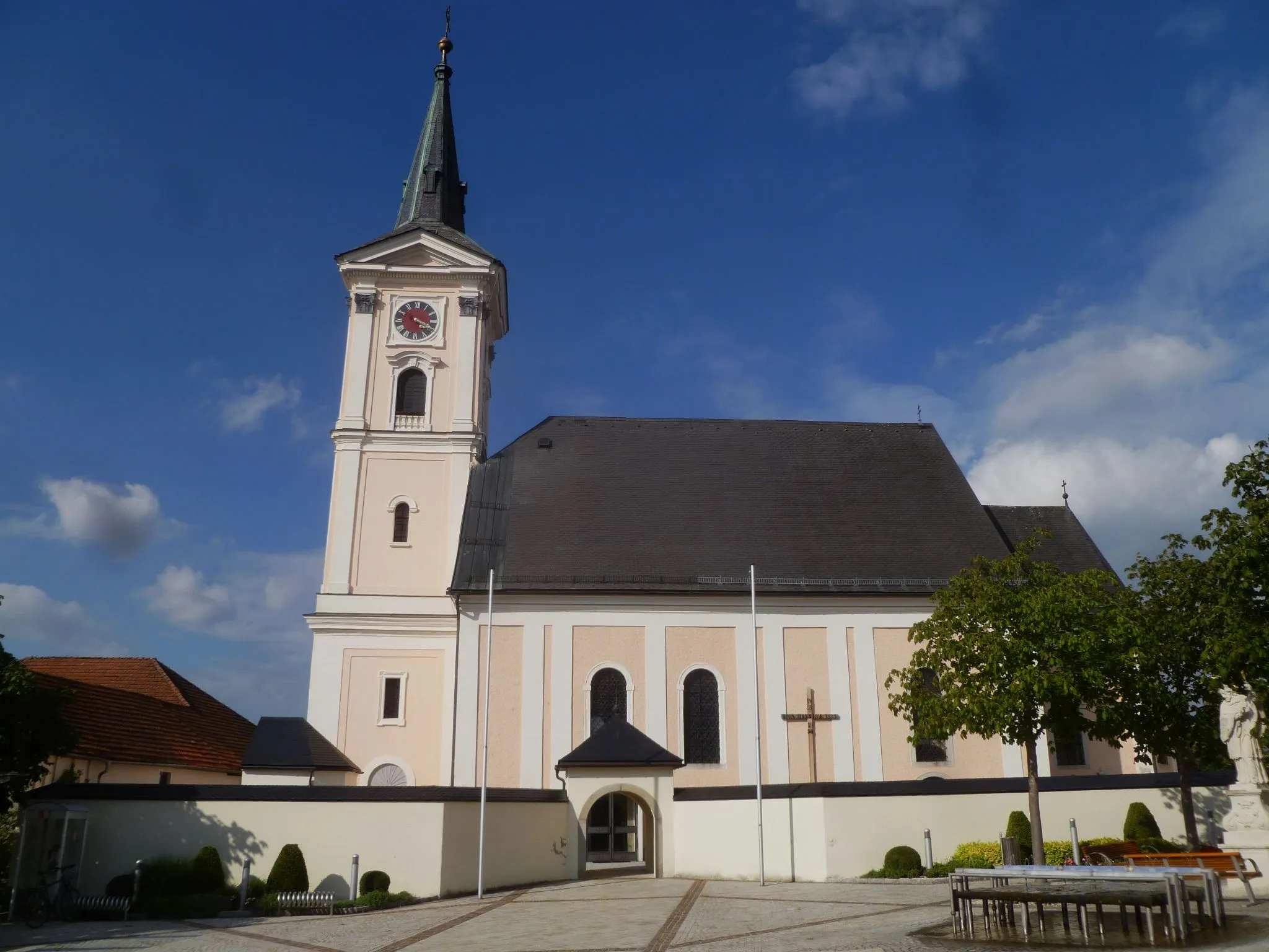 Photo showing: Kath. Pfarrkirche Mariä Himmelfahrt und Friedhof