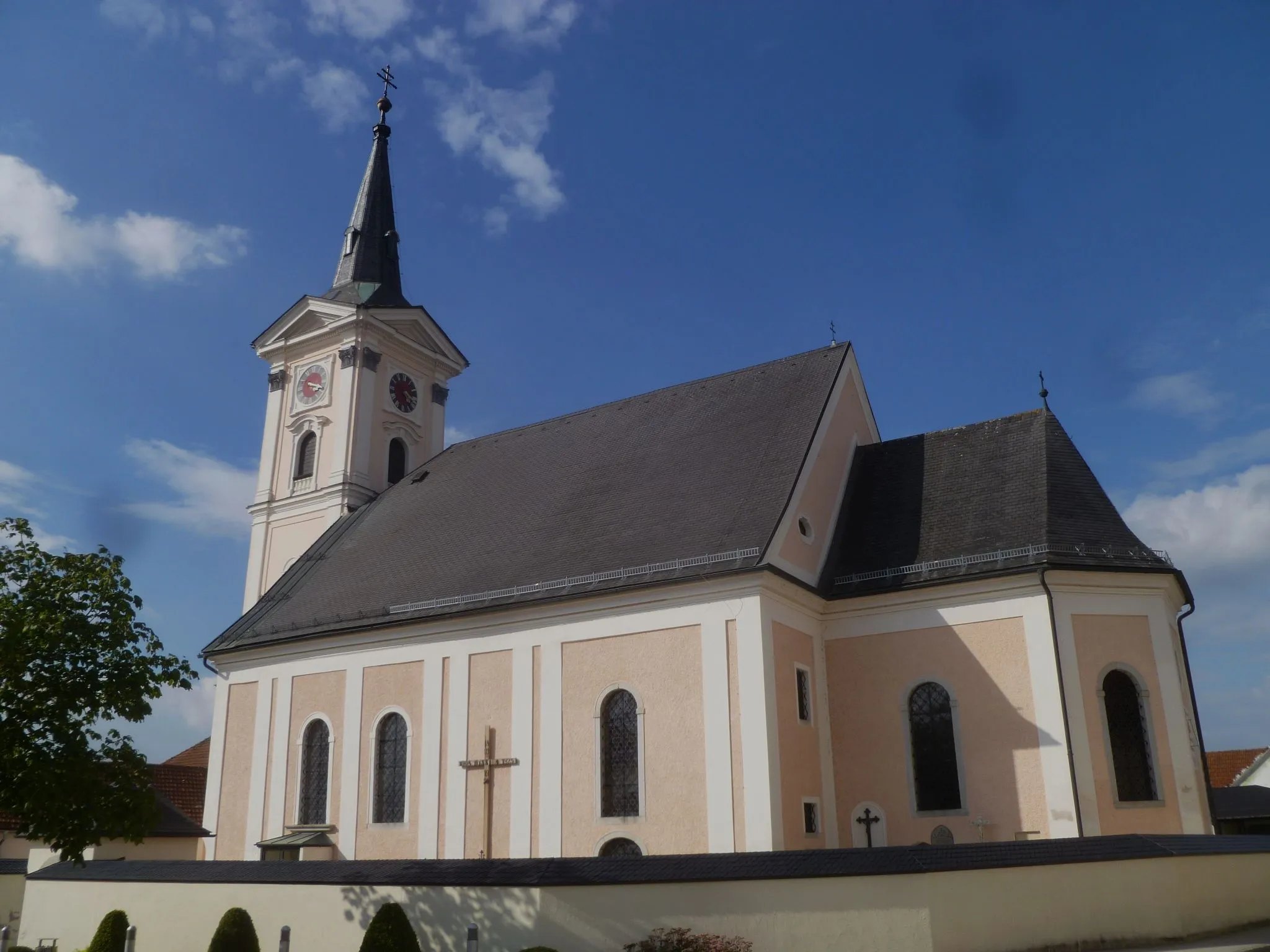 Photo showing: Kath. Pfarrkirche Mariä Himmelfahrt und Friedhof