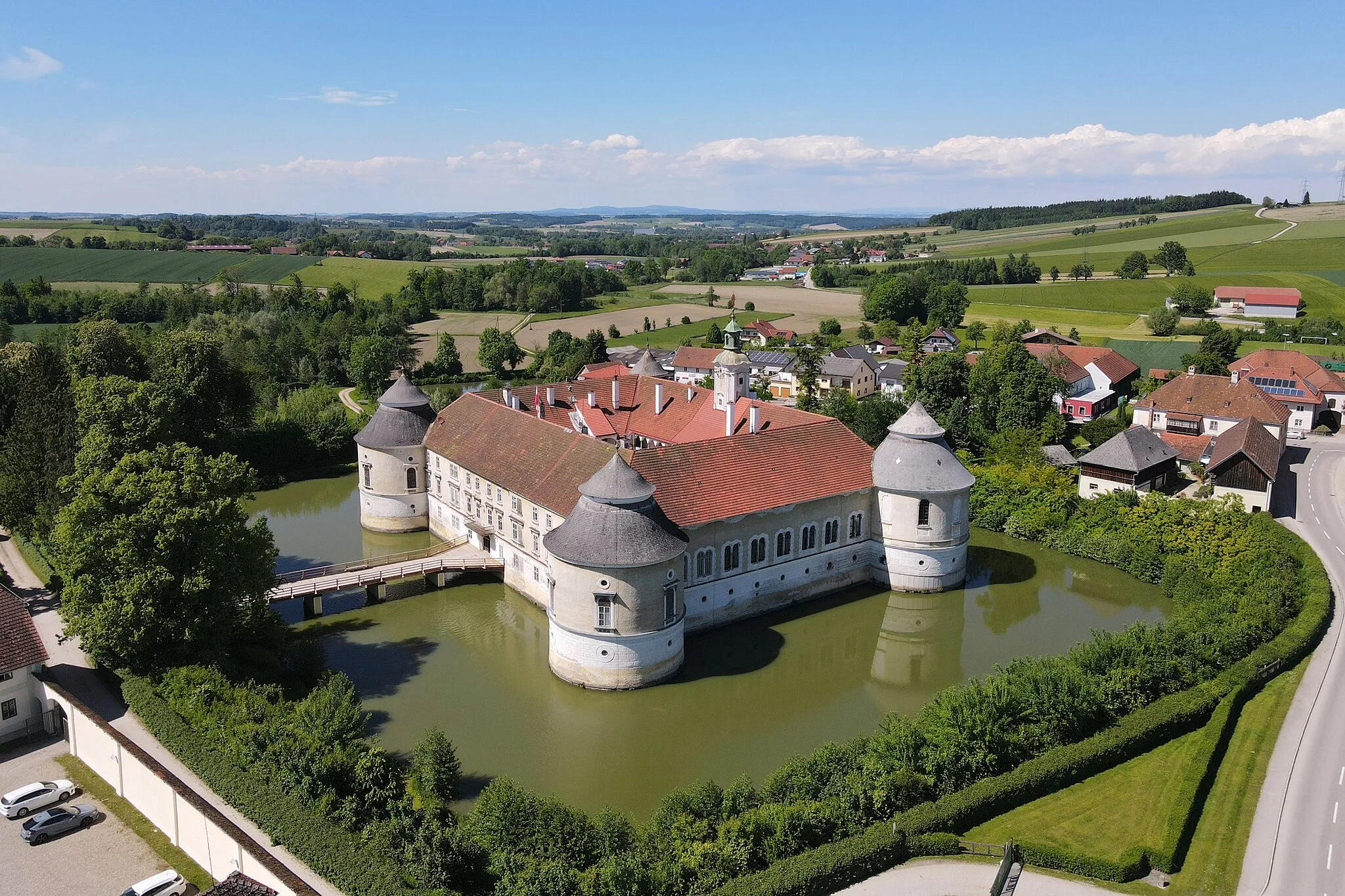 Photo showing: South view of Aistersheim Castle, Upper Austria.