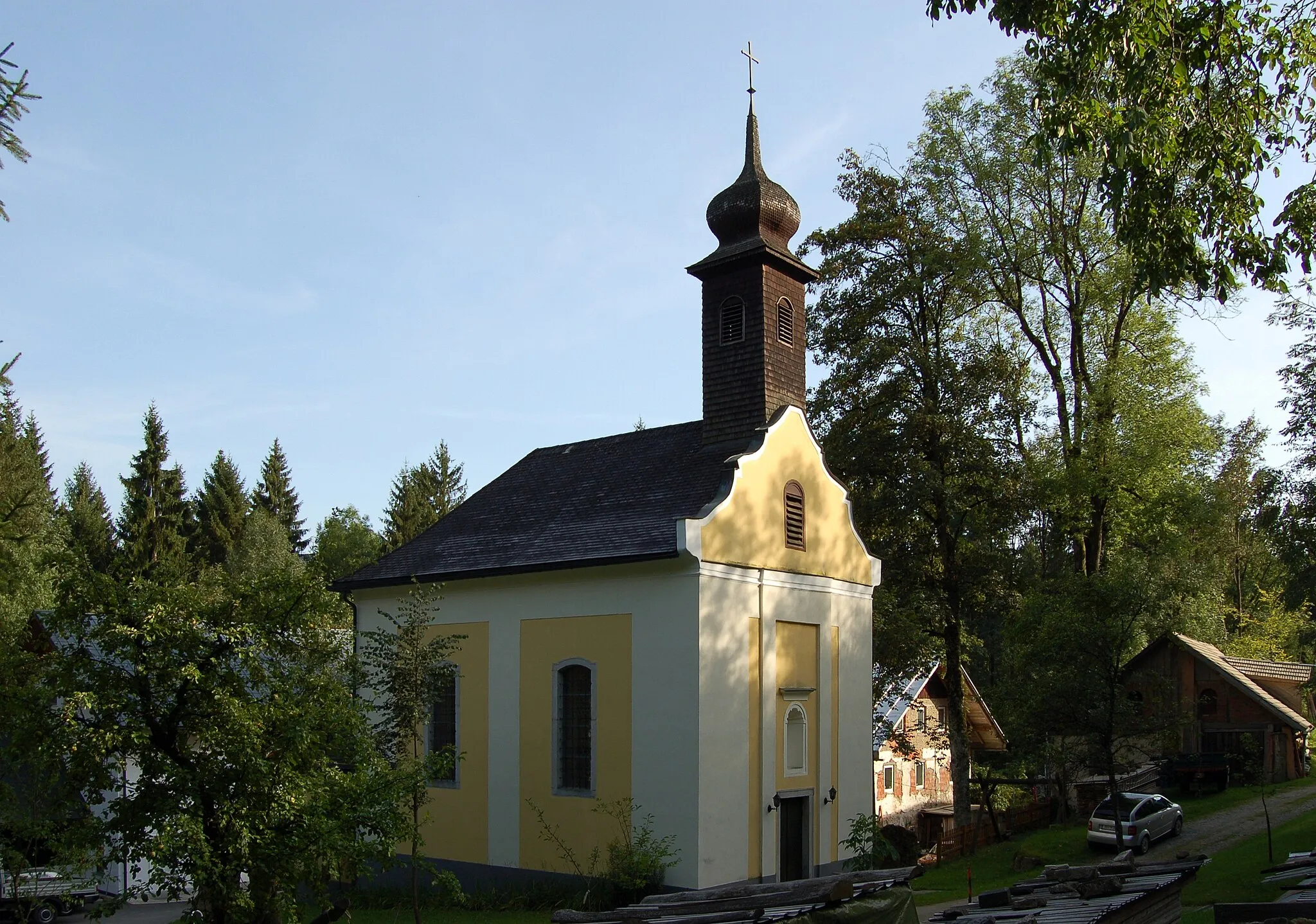 Photo showing: Der denkmalgeschützte, tonnengewölbte Saalbau der Filial- und Wallfahrtskirche Maria Bründl in der Gemeinde Putzleinsdorf (Oberösterreich) wurde zwischen 1712 und 1716 an Stelle einer hölzernen Kapelle errichtet. Die schlichte Kirche mit angestiftetem Walmdach und mittels Lisenen gegliederter Fassade beherbergt einen frühbarocken Hochaltar (1660/79), der ein Gnadenbild Maria-Hilf (1714) von Johann Philipp Ruckerbauer zeigt.

This media shows the protected monument with the number 14842 in Austria. (Commons, de, Wikidata)