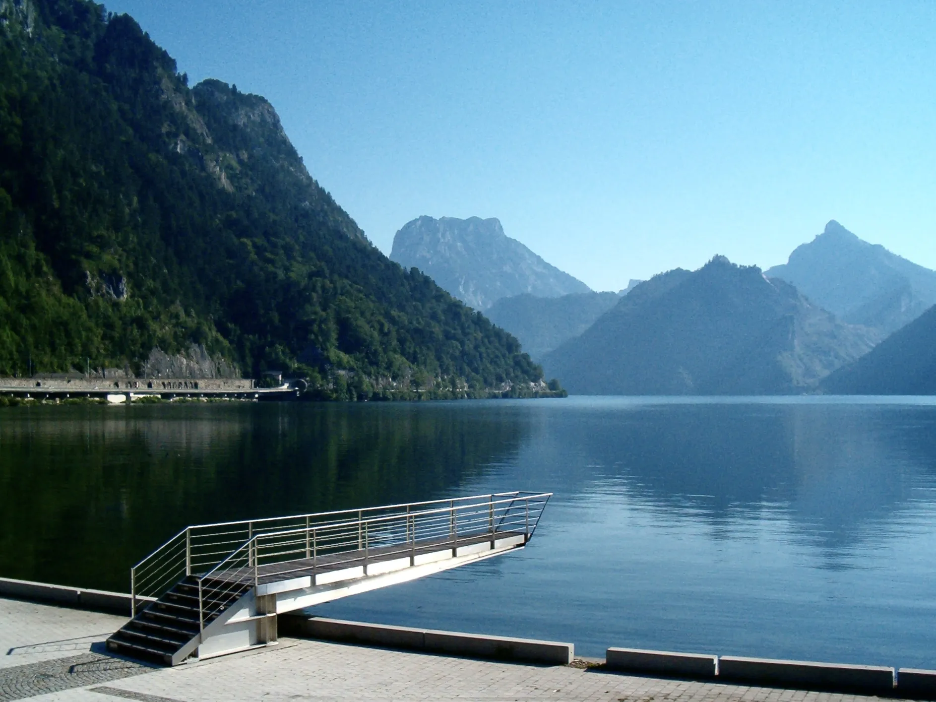 Photo showing: Town Ebensee - sight to the lake Traunsee, Austria.