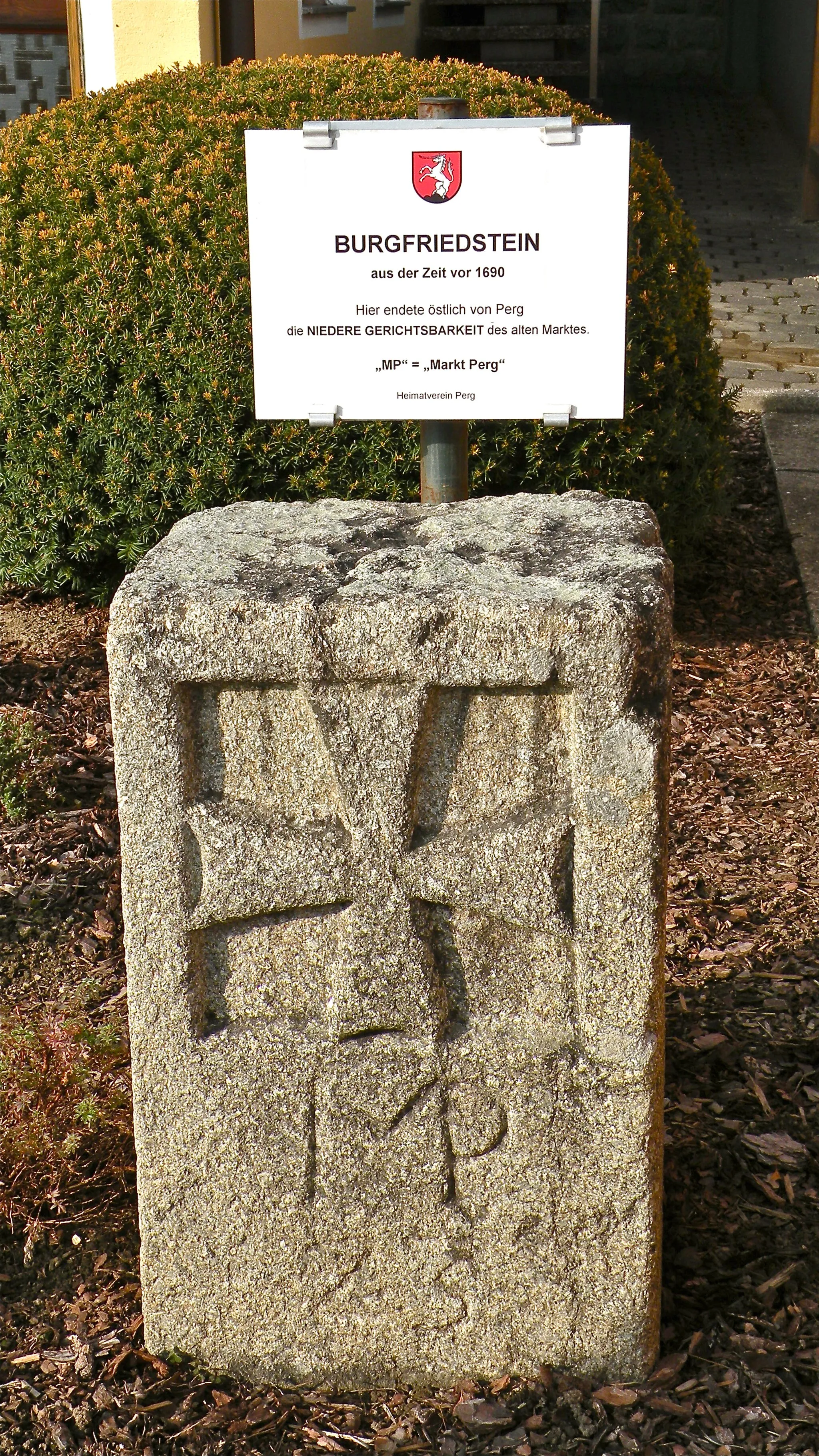 Photo showing: Burgfriedstein in Karlingberg in der Greiner Straße 9. Der Perger Hauptburgfriedstein MP 23 aus der Zeit um 1690 erhielt sich im Vorgarten des Privathauses Greiner Straße N° 9. Ursprünglich stand dieser Stein 91 m weiter westlich an der Greiner Straße.
Als Burgfried wurde jener Bezirk bezeichnet, der sich innerhalb des besonders markierten Gebietes des Marktes bzw. der Stadt befand. Burgfriedgrenzen waren dem Gemeinwesen Gegenstand höchster Aufmerksamkeit. Beim Burgfriedstein endete die niedere Gerichtsbarkeit des Marktes bzw. der Stadt. In Perg steht der Hauptburgfriedstein >MP 23

Kein Denkmalschutz.