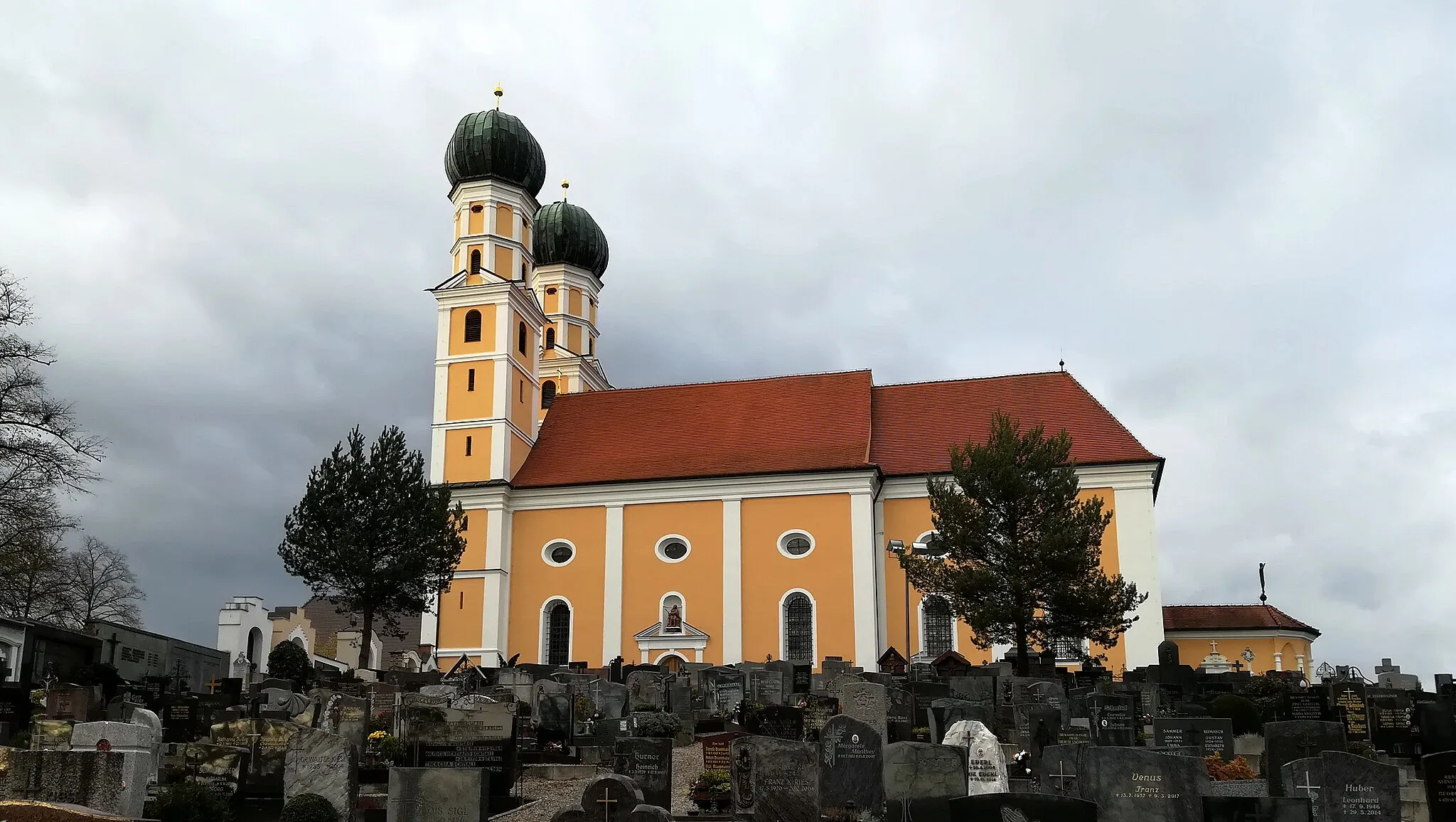 Photo showing: Die Wallfahrtskirche Gartlberg befindet sich in Gartlberg, einem nordöstlichen Stadtteil von Pfarrkirchen in Bayern.