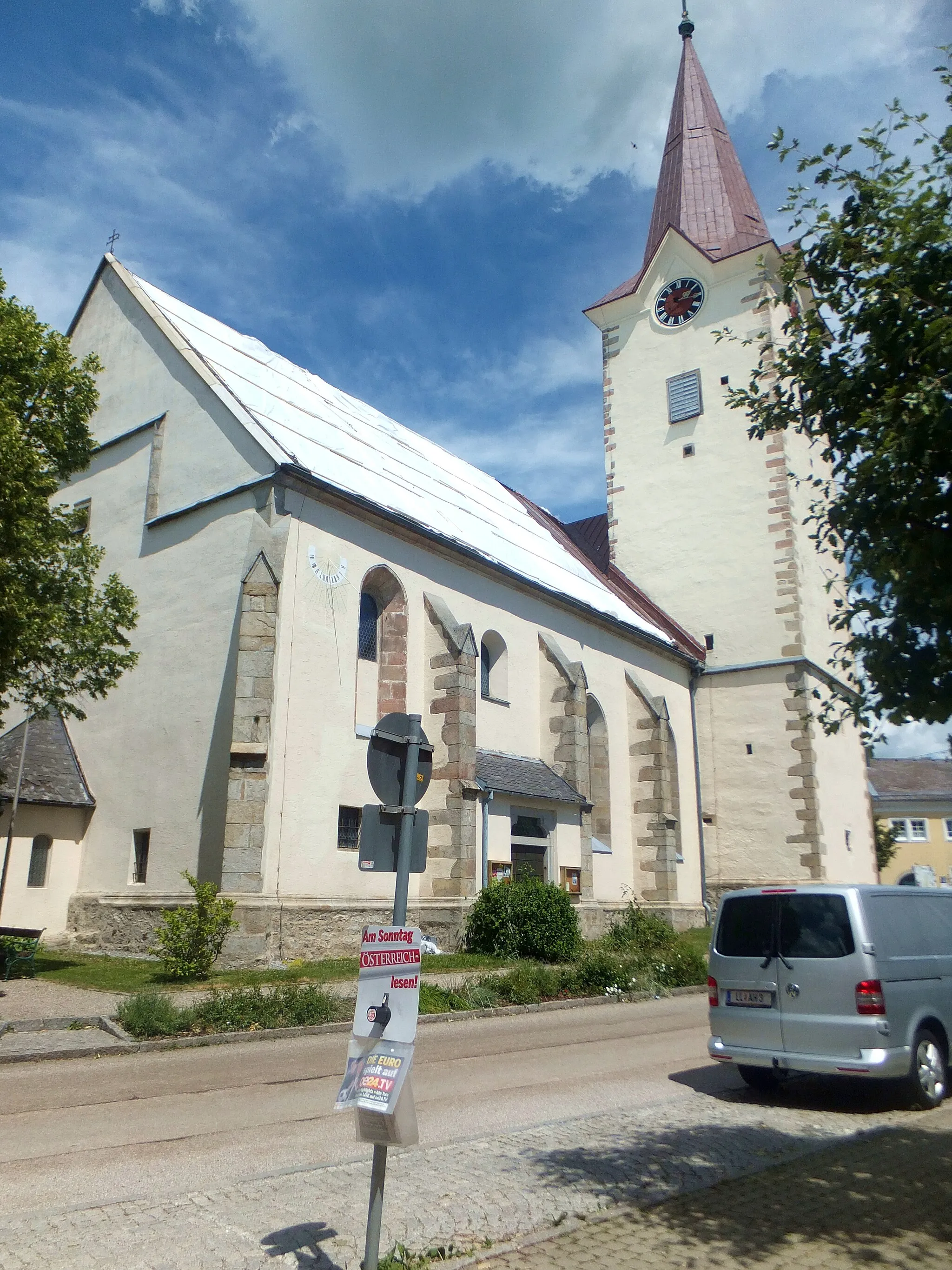 Photo showing: Church of Saint Alexius of Rome in Hellmonsödt (the roof of the nave damaged by hailstorm in June 2021