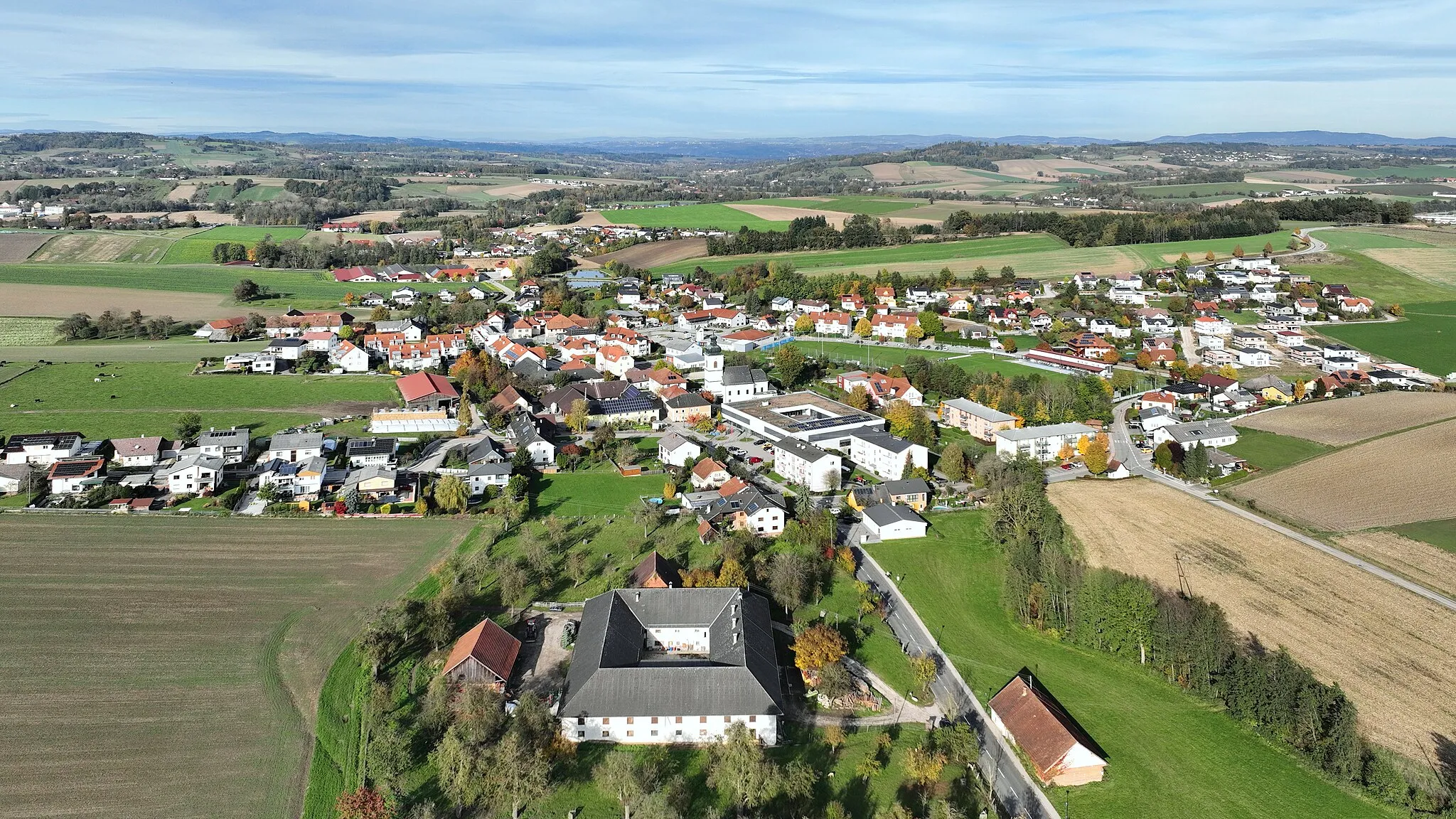 Photo showing: South view of Krenglbach in Upper Austria.